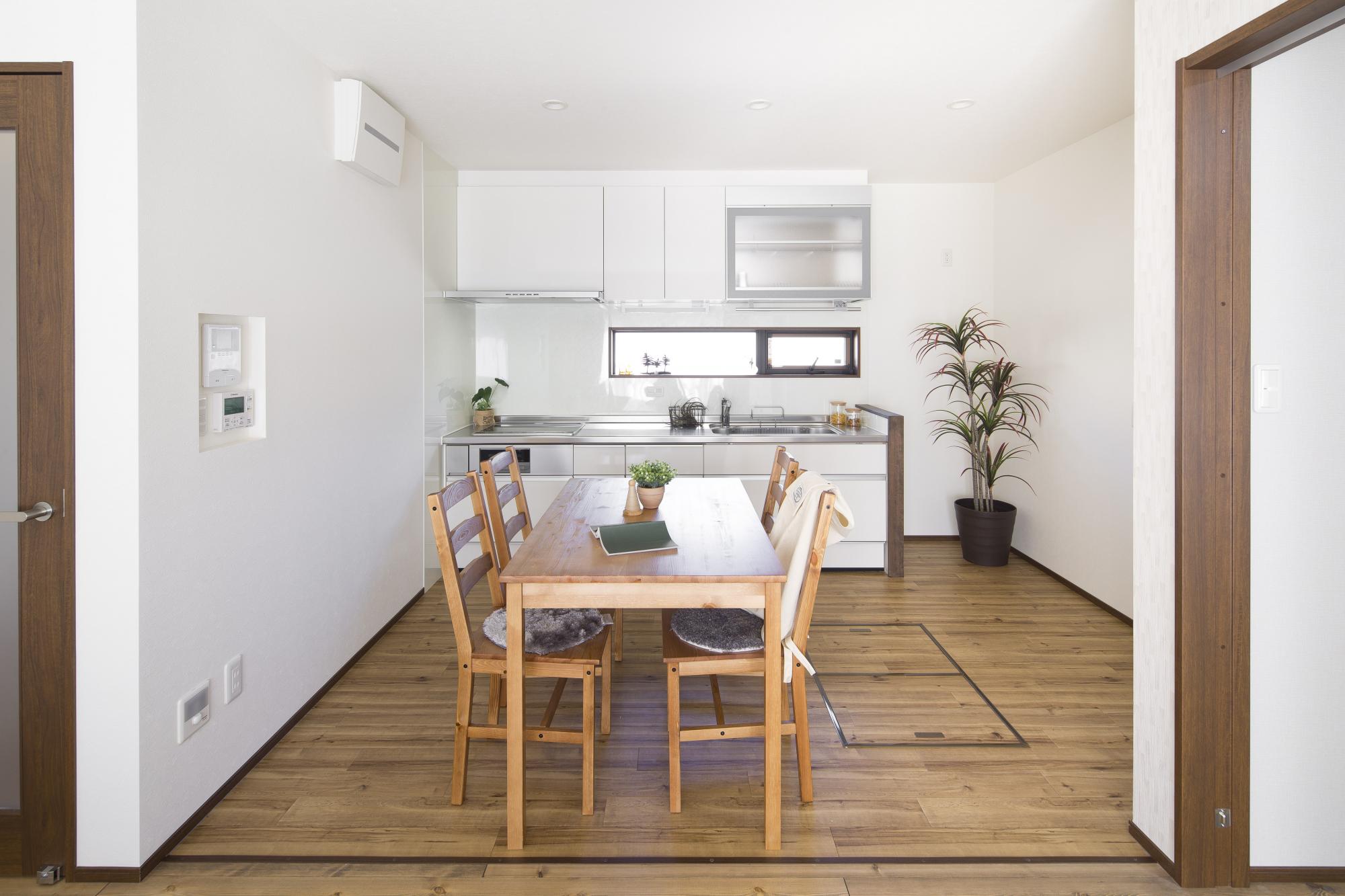 「高断熱・高気密×熱交換換気システムで、いつまでも安心して暮らせる平屋」のキッチン