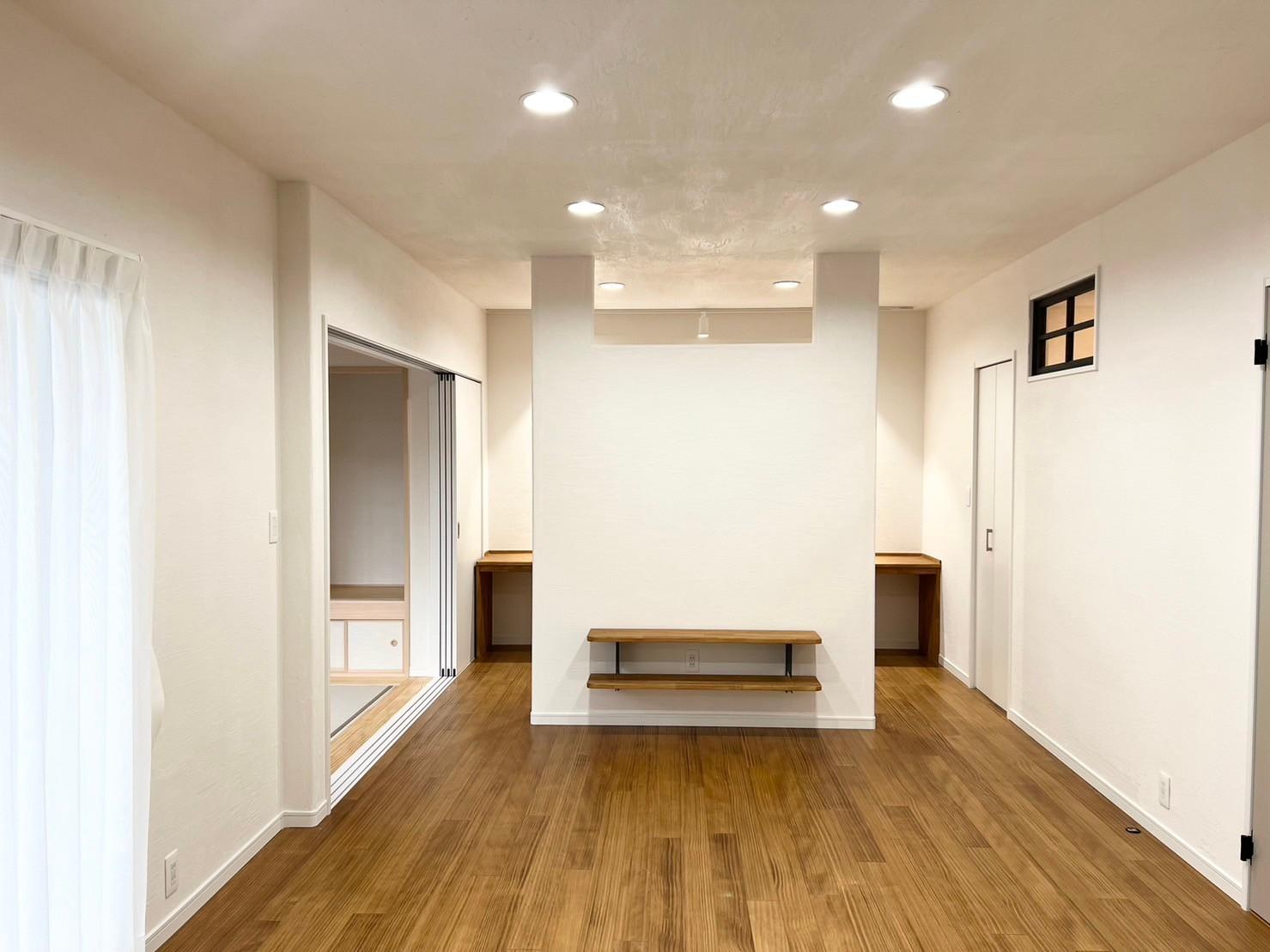 もともとあった柱を壁掛けテレビに活用しました。裏がスタディスペースとなっているので抜け感を出すために上部に空間んを設けました。リビングを広く見せる効果もあります。