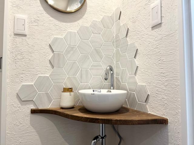 おかえり手洗いをトイレの前に設けました。タイルもおしゃれです。