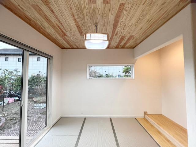 増設した和室は4.5帖。天井は杉板、間接照明も素敵。採光もバッチリ。