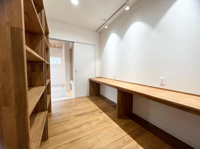 テレビ裏スタディスペース。一面可動式の本棚に。勉強道具以外にも散かりやすいLDKのものも置けますね。スタディスペースも勉強だけでなく家事スペースにもなり汎用性があります。