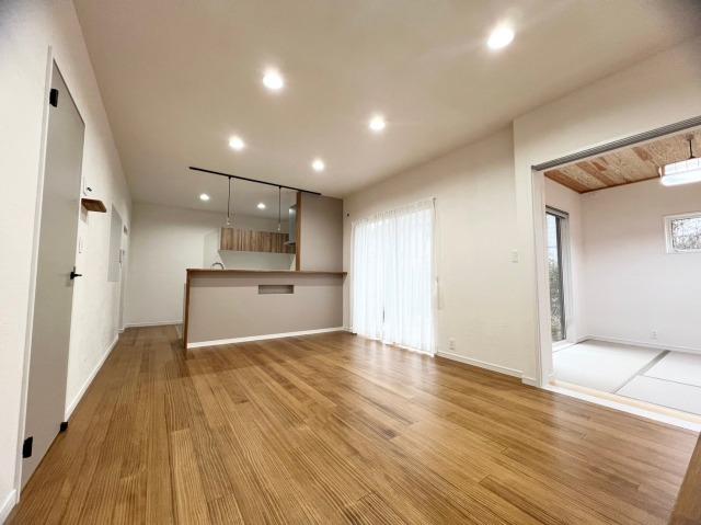 無垢の床板は足触りやわらか。天井も珊瑚の漆喰塗り壁で清潔感溢れる空間に。
キッチンもカウンターとニッチをつけて使い易いようにしました。