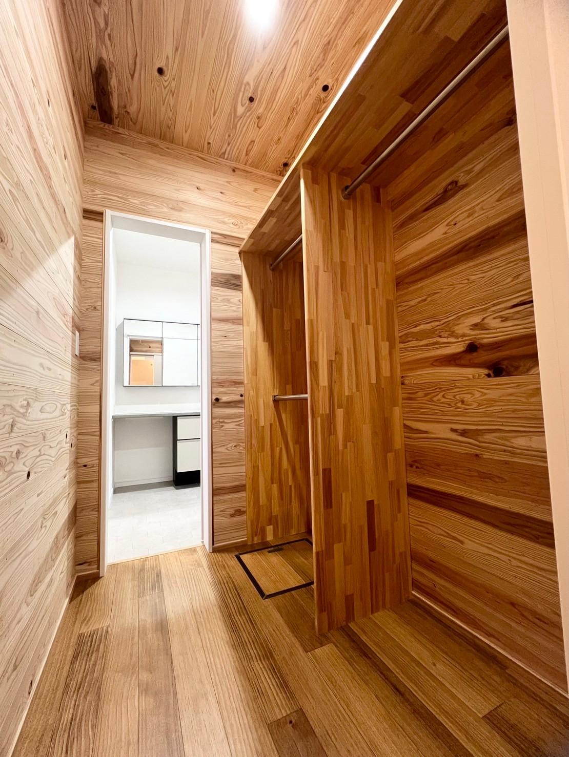 収納も全て杉板を使用。自動的に調湿・消臭してくれるのでカビ知らず。