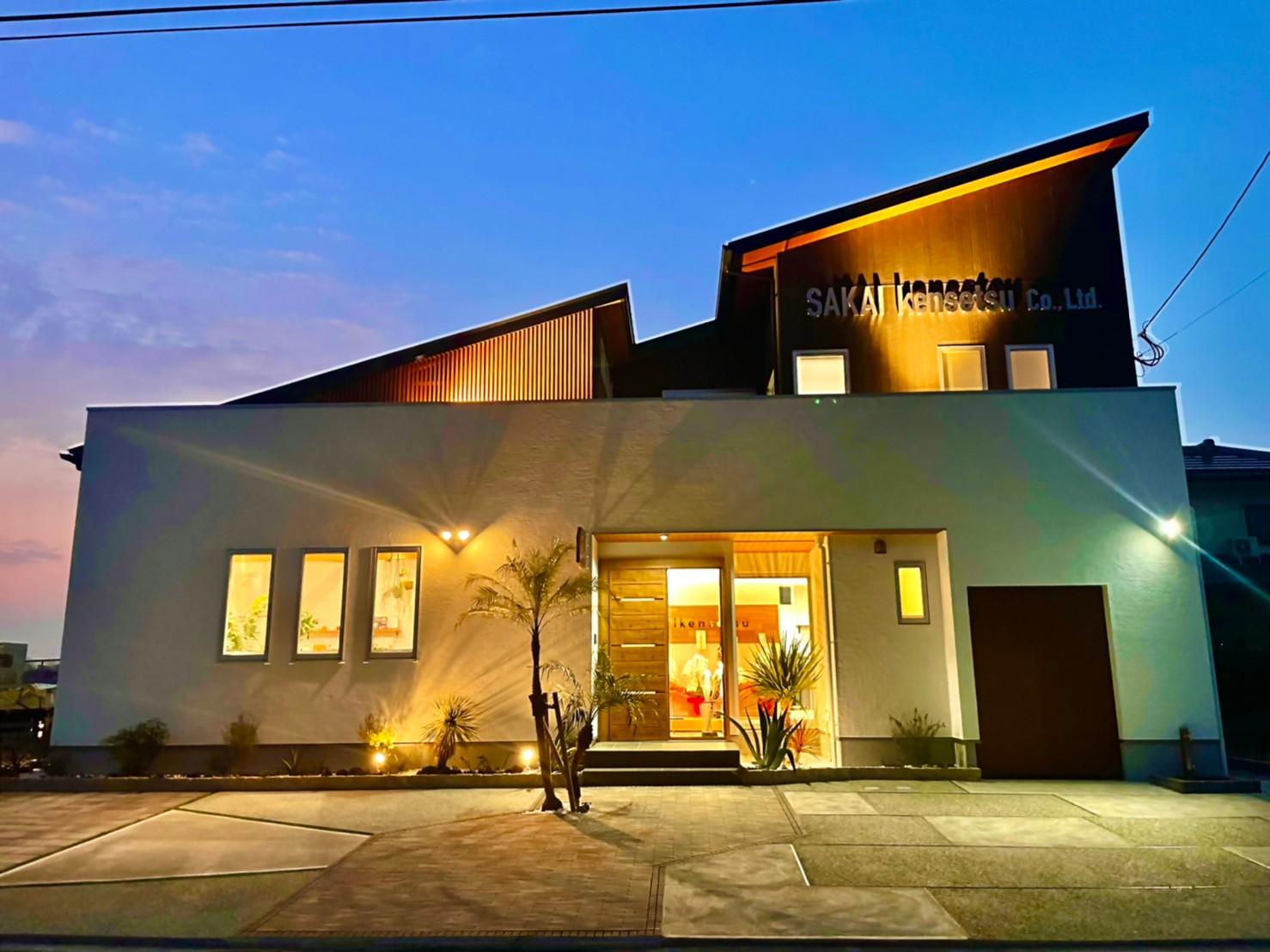 佐賀県顧客満足度No.1の実績で お客様のこだわりに寄り添ったよりよい住まいを。
完全自社施工だから成し得た こだわりの自然派オーダー住宅を驚きの定額制で実現。

佐賀県の皆様に家族が安心して暮らせる家を提供したい！そのため、建物の価格をどうしても抑えなくてはなりません。
 しかし、品質を落とすようなことは絶対にしたくない。
ハピネスホームでは「本物の自然素材の家」を手の届く価格でご提供するために、良い材料をより安く仕入れる仕組みをつくり、生産効率の高い現場環境を整え、設計から施工までを自社で一貫して請け負うことでコストを抑える仕組みを構築してきました。 
そしてなにより、同じ「情熱」・「志」・「想い」を持った仲間、同士を募り、日々改善を繰り返すことで圧倒的なコストパフォーマンスを実現するに至りました。 地域に根ざして創業100年以上、これからも佐賀県の皆さまにハイクオリティのオーダー住宅を提供し続けます。

圧倒的なチームワークでお客様と二人三脚で造る家
全ては「お客様の満足」のために。