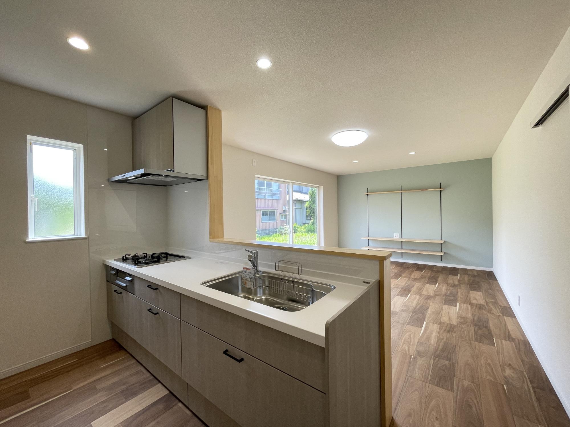 ユーカリ材床が映えるLDK