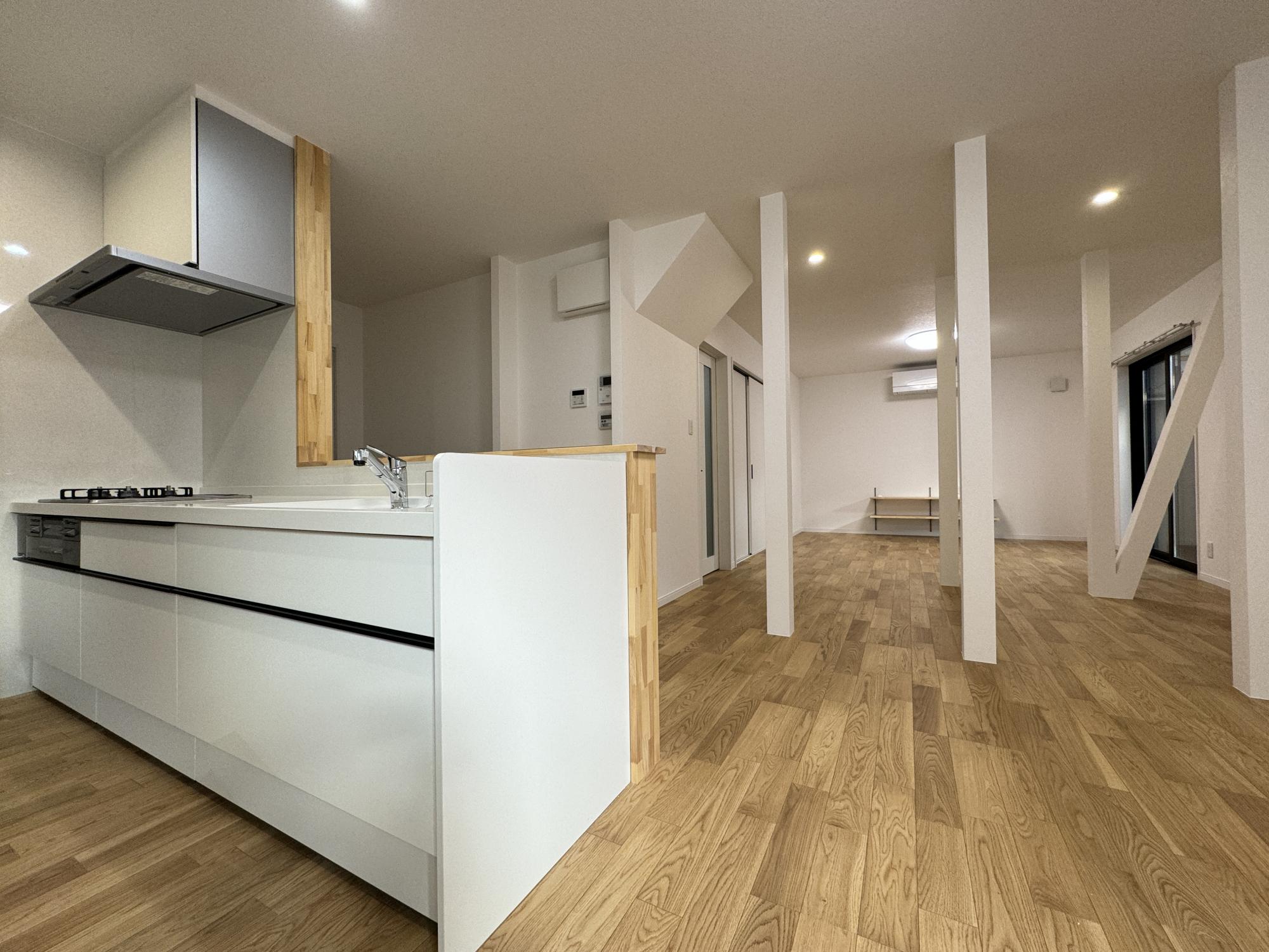 既存の玄関ホール・和室・リビングを一部屋としリノベーション