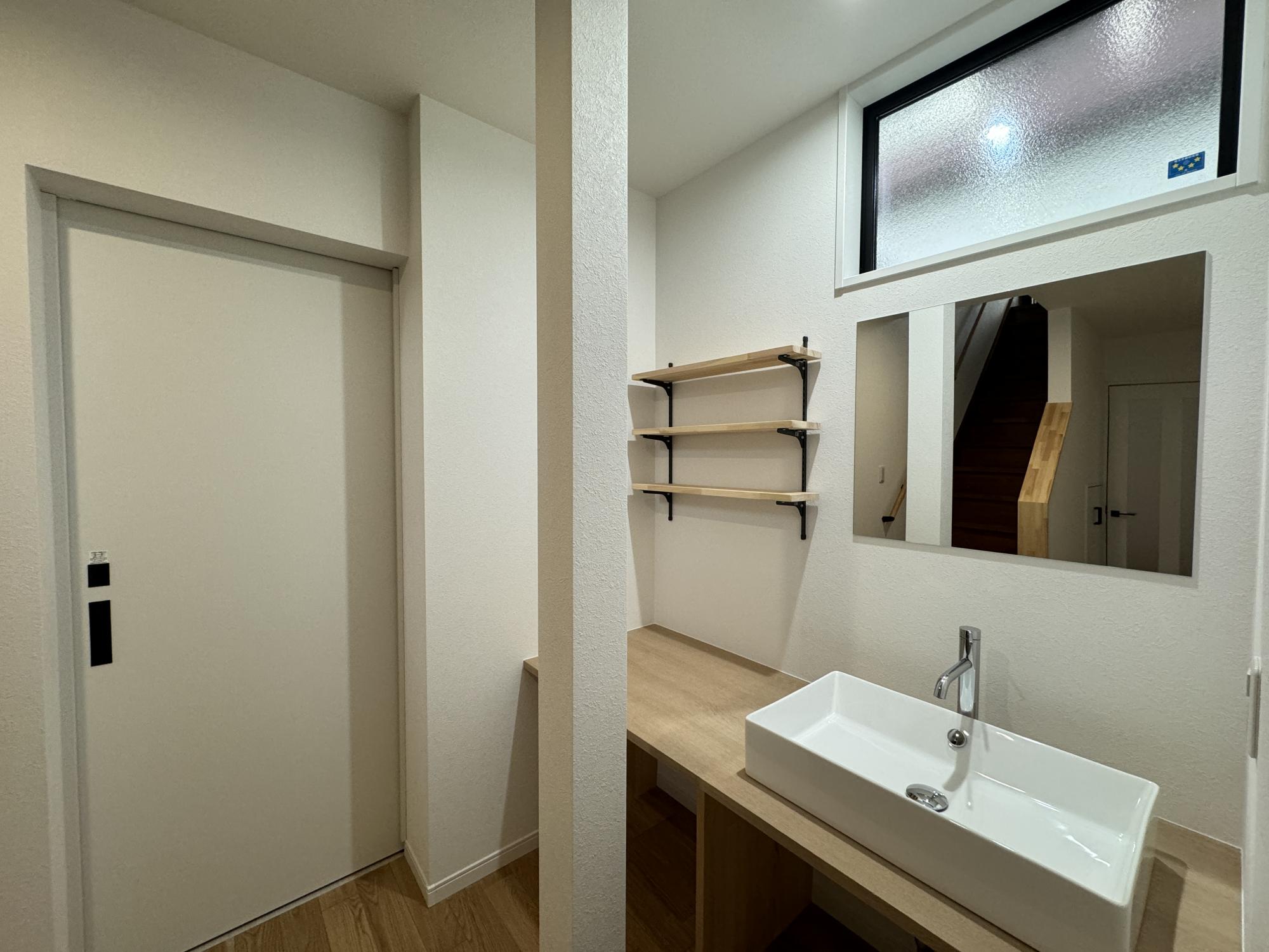 既存トイレを解体し新規に洗面スペース設置