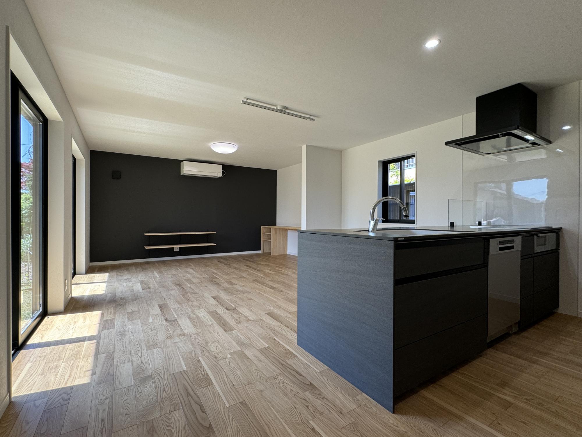 リノベ前はLDKと和室の続き間でしたが、LDK一部屋にリノベ
広びろとした空間の居室へと生まれ変わりました。