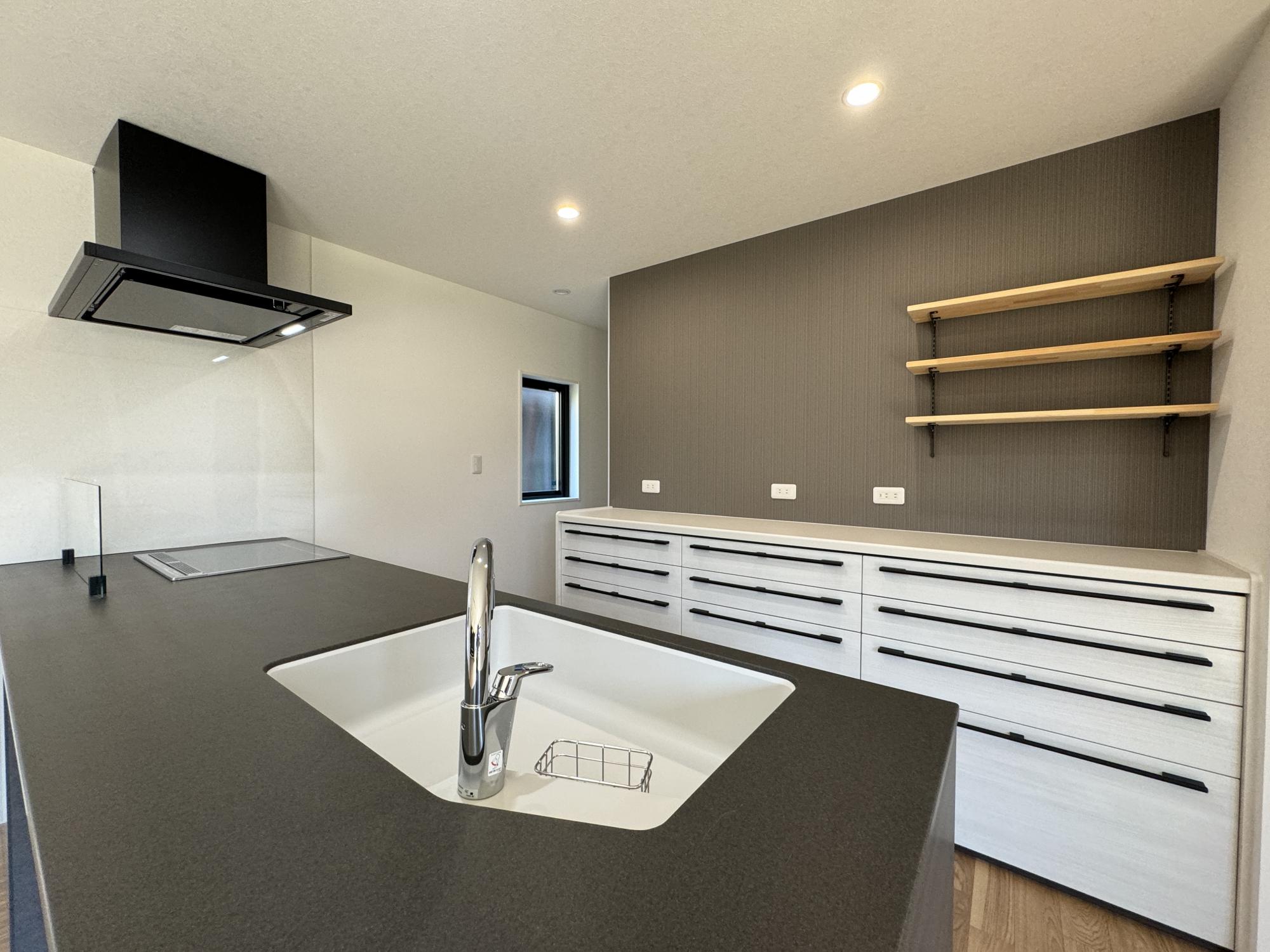 リノベ前はLDKと和室の続き間でしたが、LDK一部屋にリノベ
広びろとした空間の居室へと生まれ変わりました。