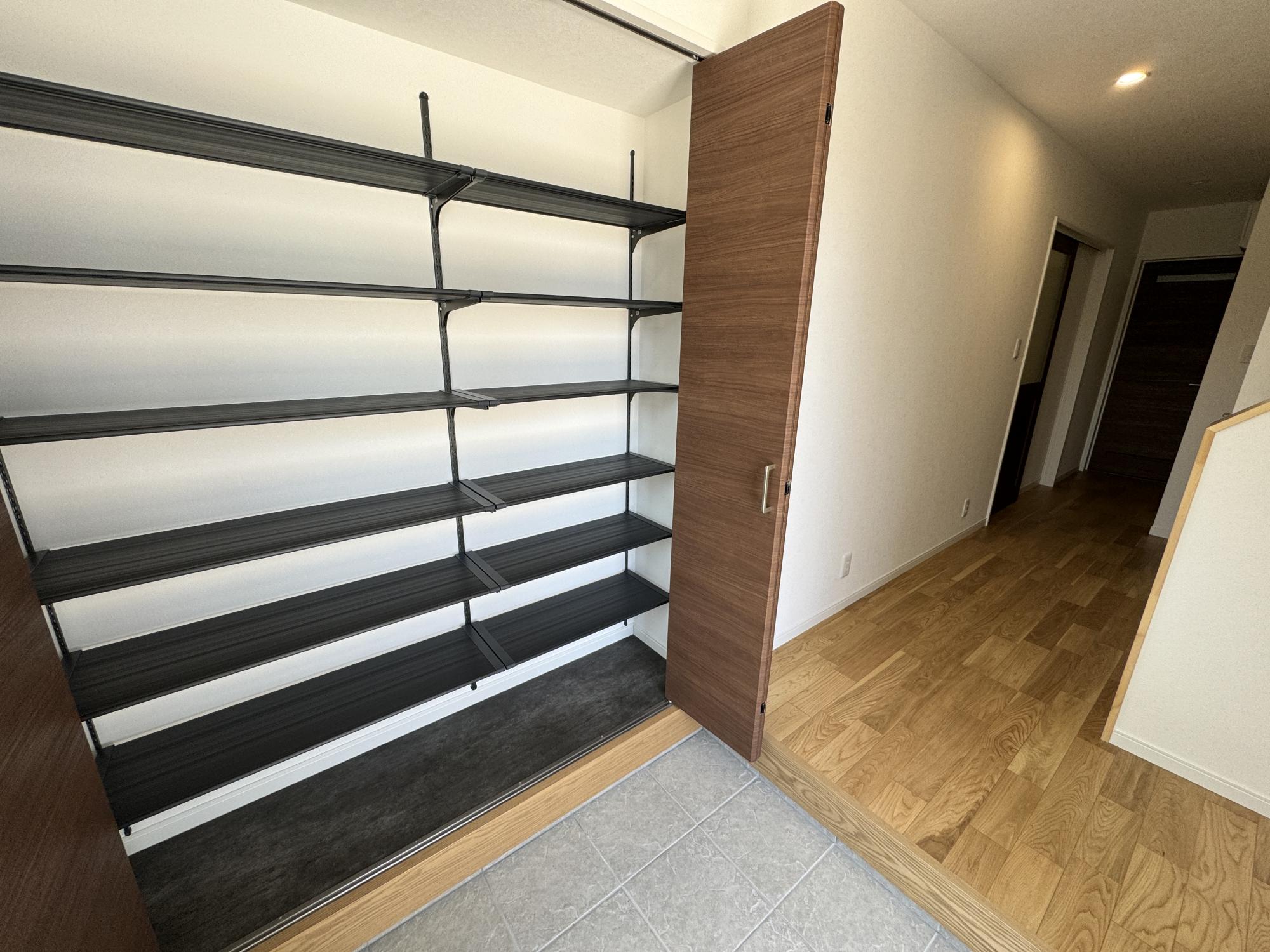 玄関～玄関ホール
2Fの子供部屋の都合で階段位置も移動