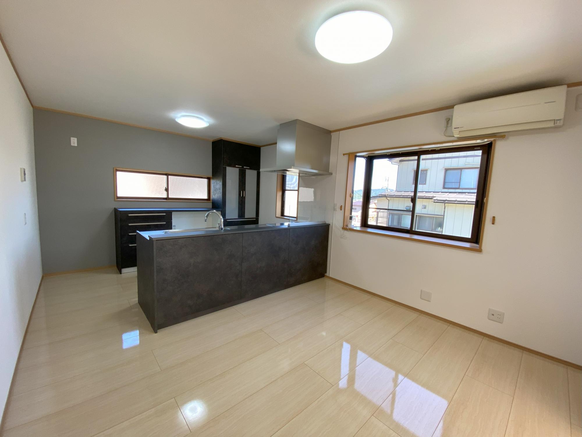 リフォーム前は食器棚で仕切られていたキッチンとダイニングの境は、位置を全く逆転させて雰囲気をガラリと変えました
フローリング、天井、壁も変えました。建具と窓、エアコンはそのままです。