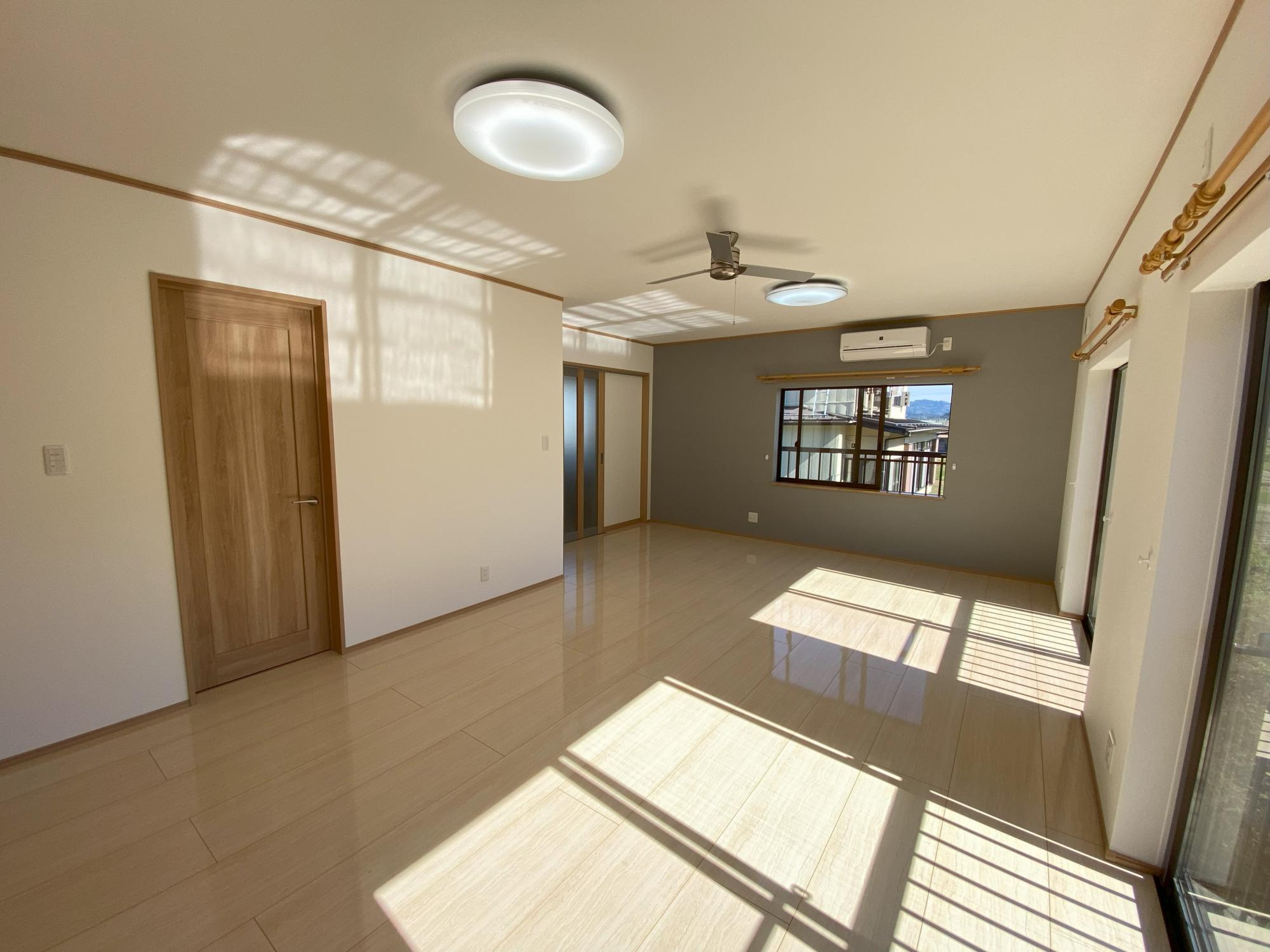 和室だった二間は、洋室に大変貌。
障子や襖、欄間、床の間、全て取っ払ってしまいました。
新しくつけたダイニングとの間仕切りは、閉めればリビングとしての空間となります。