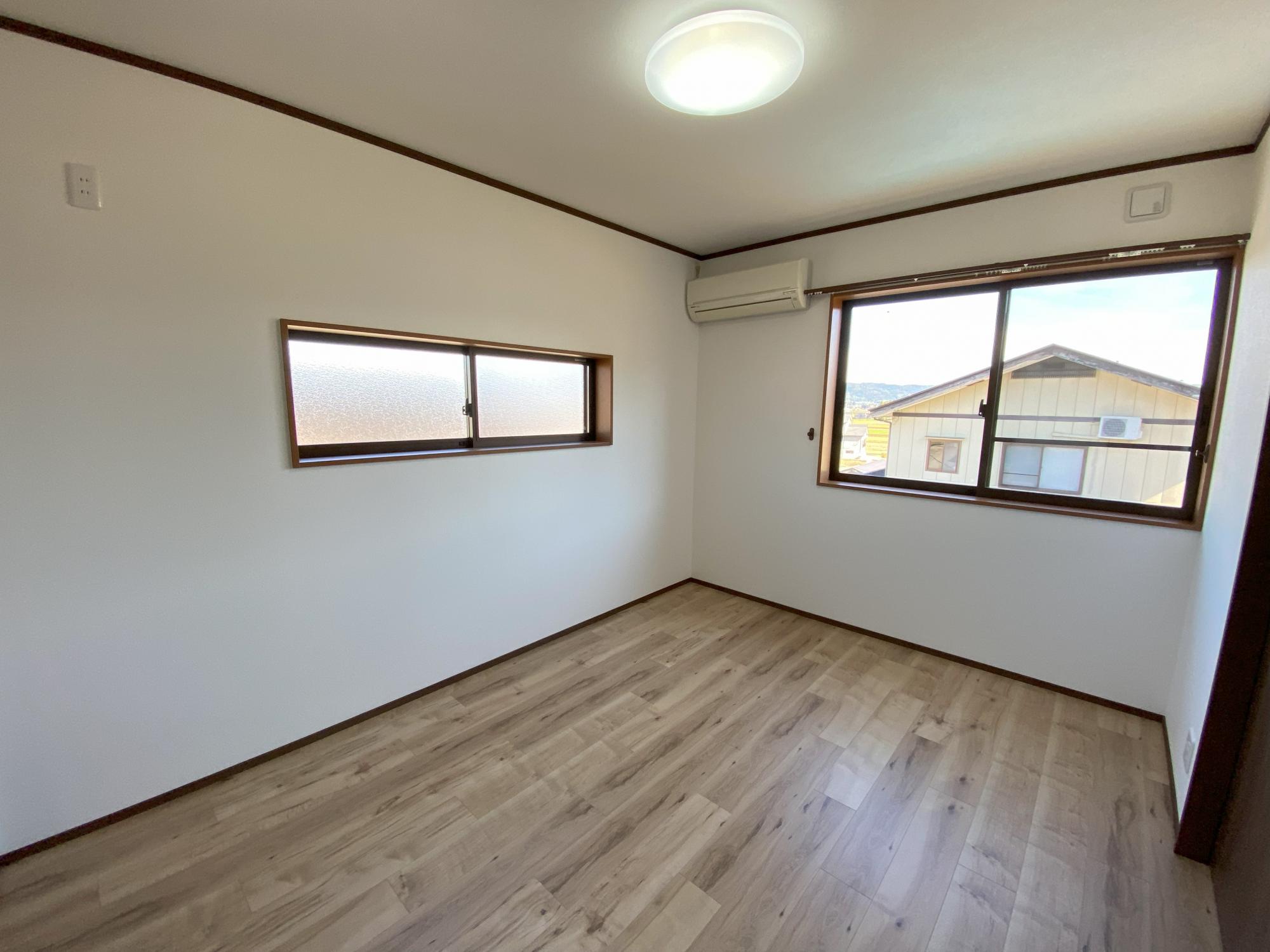 2世帯用として設置されていたミニキッチン。
いらなくなったので、取り外して洋室へリフォームしました。
キッチンとしての窓が名残を感じさせます。