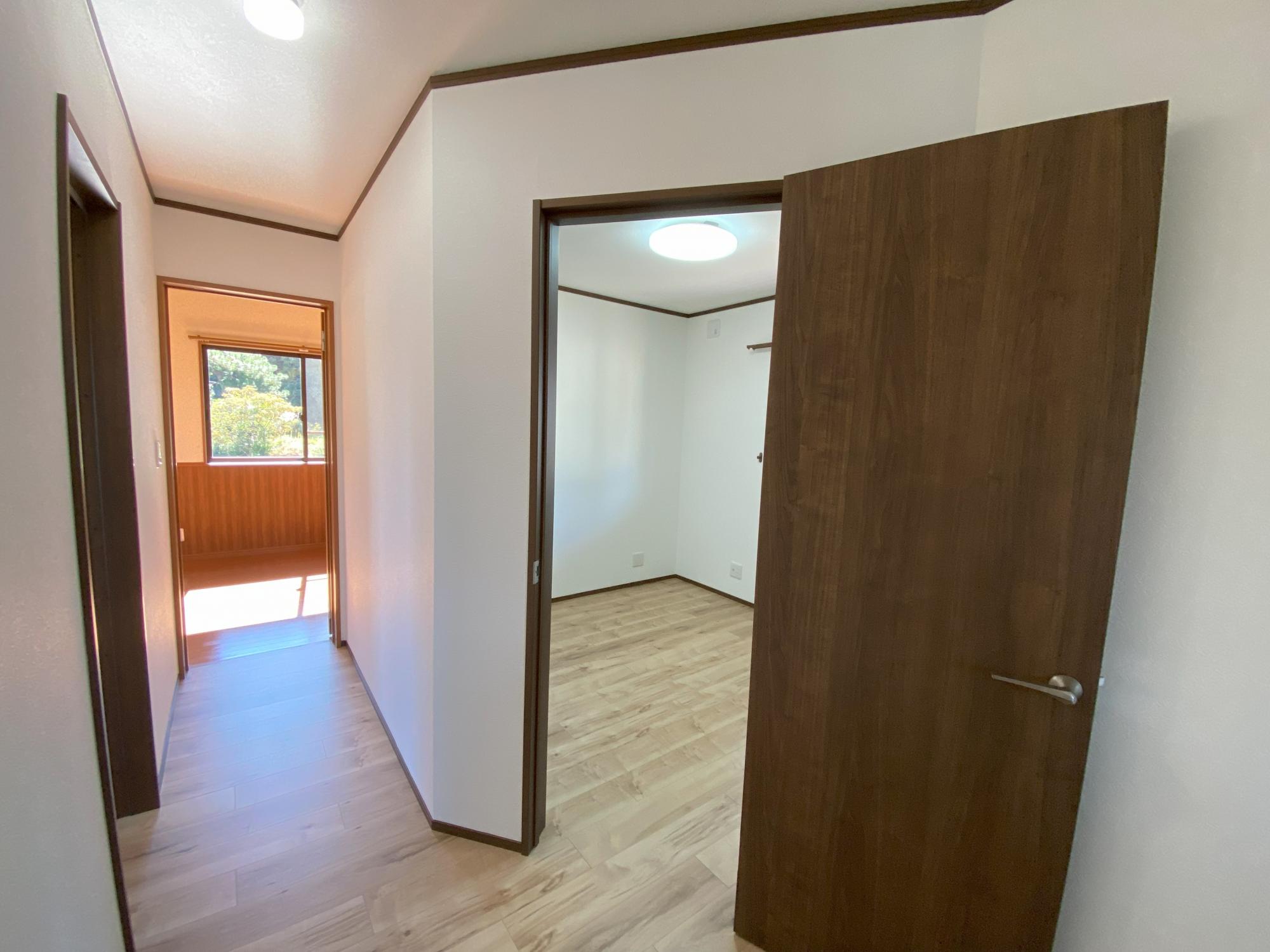 フリールームとして使っていた部分は、新たに壁を取り付けて、クローゼットもつけてお部屋にしました。
日当たりの良いサンルームとしても使っていたお部屋なので取り合いになるかもですね。