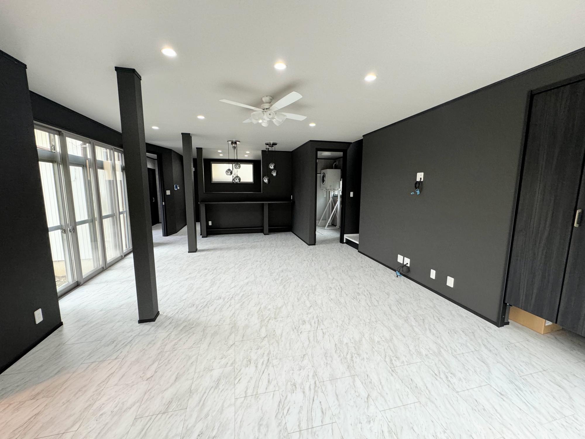 デザイン照明でオシャレ空間に！
ご家族団欒で過ごされるリビングダイニングはシンプルの中にデザイン性のある空間となりました。
天井には、シーリングファンを設置し、空気の循環もバッチリです！