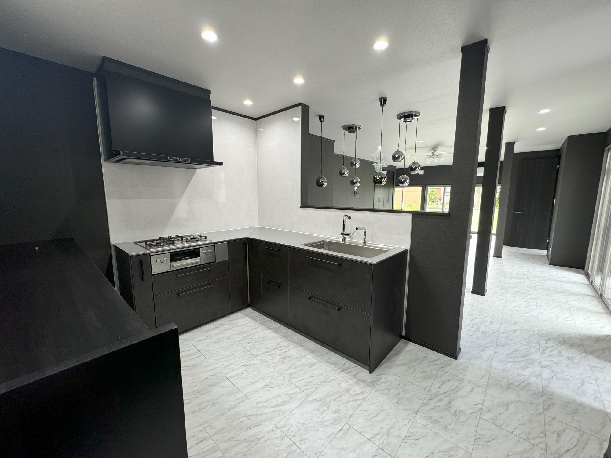 料理好きの施主様こだわりのキッチン
魚を捌けるほどの腕をもつ料理好きな施主様。
魚も捌けるくらいの広々としたシンクを設置しました。
IHではなくガスコンロというところにもこだわりを感じるシステムキッチンです！