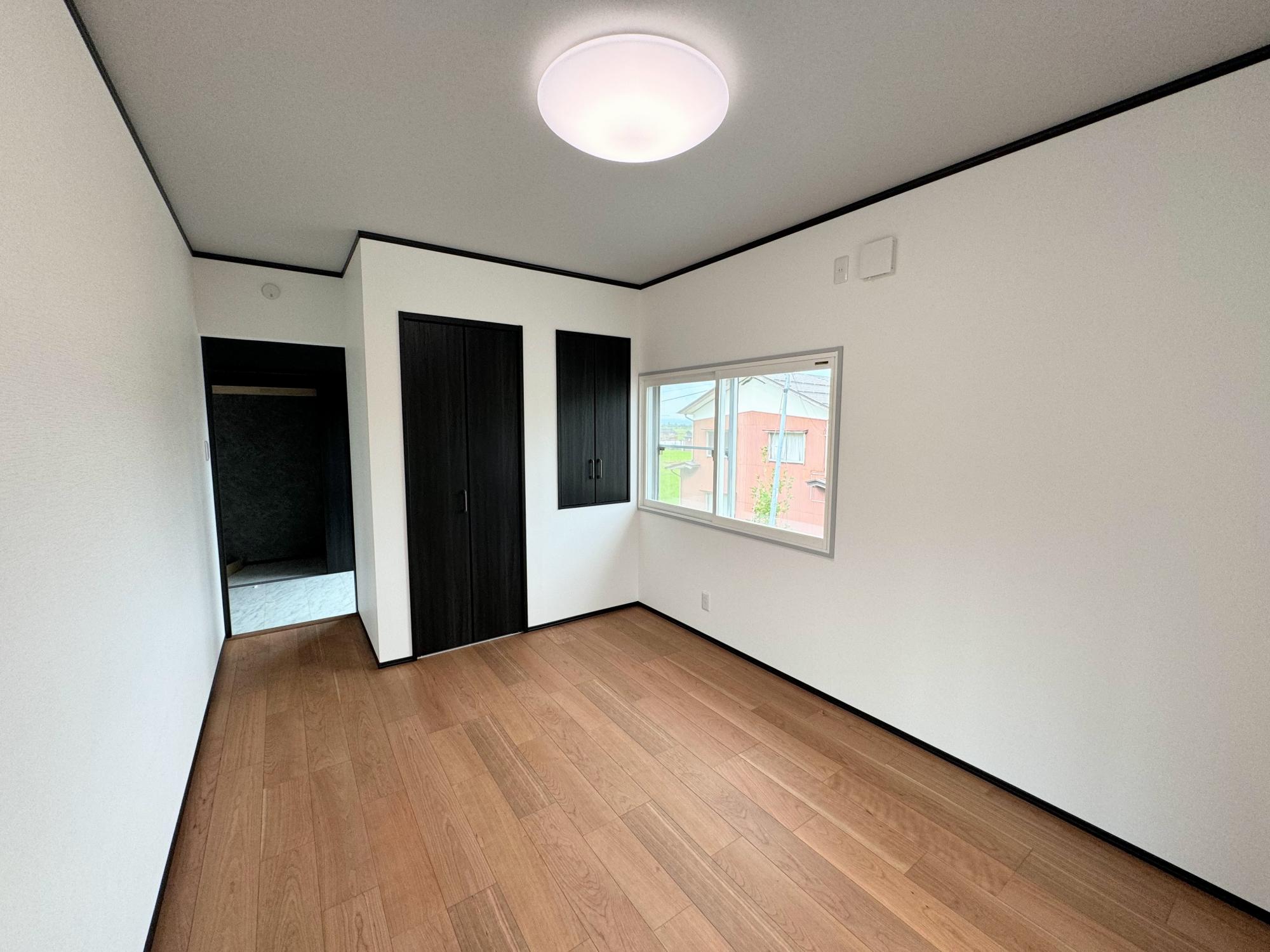 収納スペースもバッチリな子供部屋
以前のお住まいでは収納スペースに悩まされていた施主様。
お子さんのお部屋になる予定のこちらの洋室には、収納スペースを二つ設けました。
また、元々和室だったこの部屋を白基調の内装で洋室へリノベーションし、明るい印象のお部屋へと変わりました！