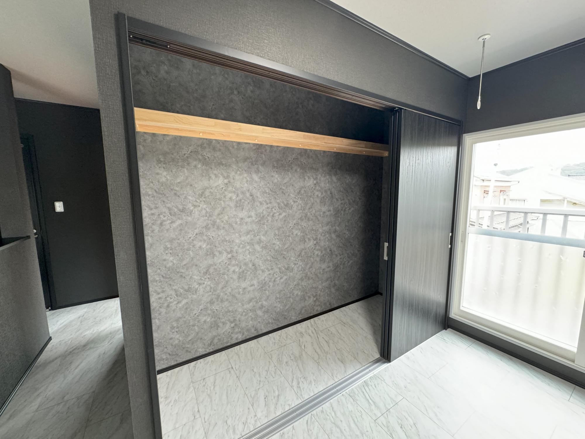 広々ファミリークローゼット
ご家族皆さんで使用できるファミリークローゼットを設置しました。棚も設置したことで様々な収納ができるスペースとなりました。