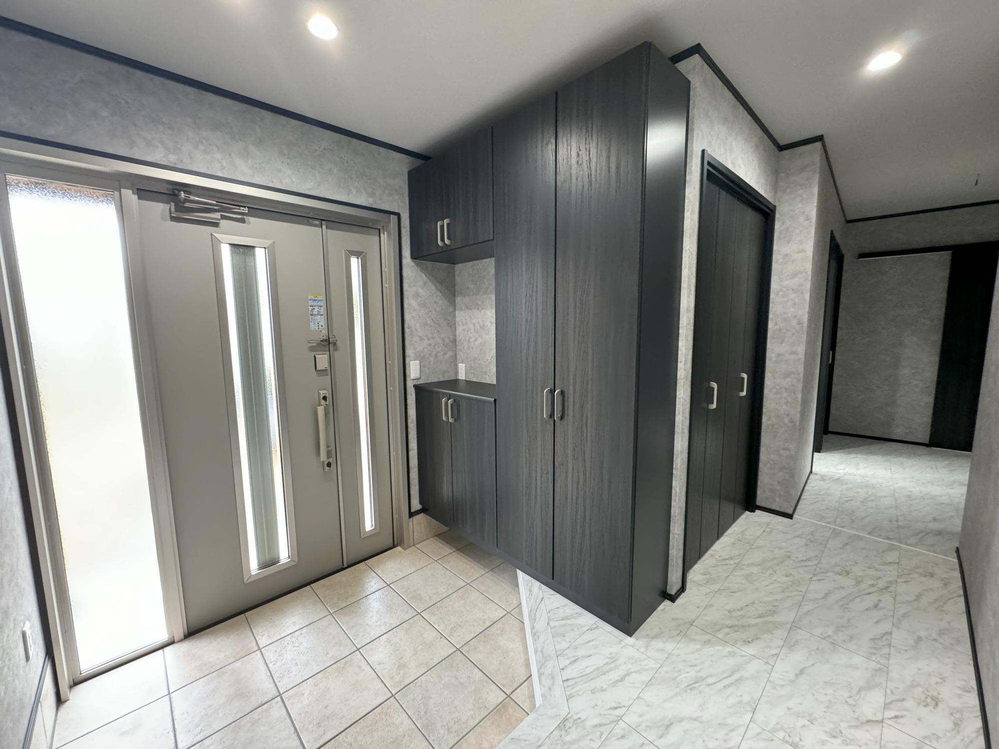 廊下も惜しみなく収納スペースに！
今回のリノベーションの大きな特徴と言っても過言ではないのが、収納スペースの多さです。
廊下にも収納スペースをいくつか設置し、収納に困らない住宅へとなりました。