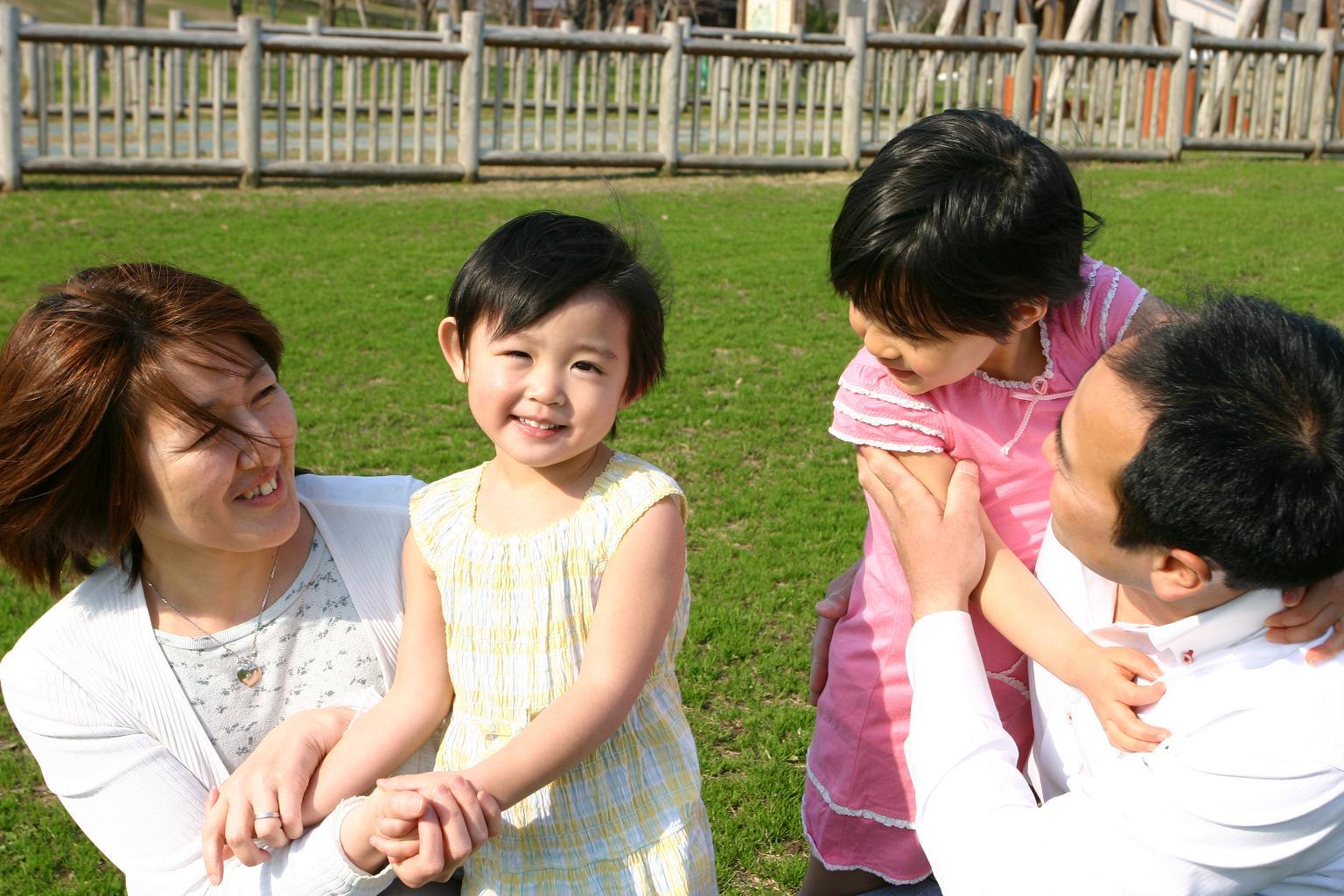 ―私達は「自分が住む家をつくる」その気持ちを忘れずに作り続けています―


雪と地震に強い家づくりといえば、ツーバイフォー工法‼
フジクリエイトは新潟県では数少ないツーバイフォーパネル製造工場を持つ、特殊な会社です。県内外からの有名メーカー様との数多くのお取引が物語っているように、躯体製造の精度の高さは証明されています。
その躯体づくりのノウハウを、独自ブランドの注文住宅と建売住宅の建築に生かし、お住まいいただいているお客様からは、住んで見て初めてわかる快適な暮らしを堪能させていただいている。と最高の評価をいただいております。さらに最近では躯体製造のノウハウを活かし、住まう人の理想に寄り添ったリフォームプランの提案を積極的にさせていただいております。
安心と安全の三歩先へ…「自分が住む家を作る」いつまでもその気持ちを忘れずに家づくりに本当に大切なことは何かを常に考えながら私たちは家づくりを行っています。