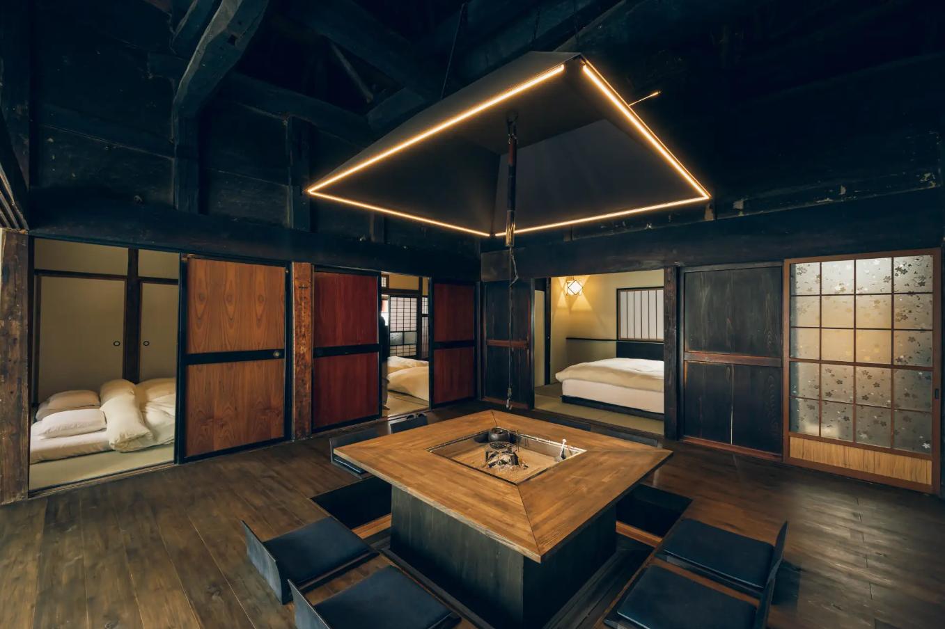 寝室へとつながる囲炉裏のある居間