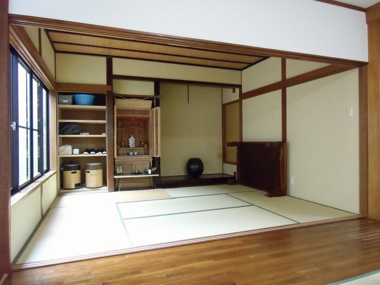 シミになっていた塗り壁をクロス仕上に変更。元々あった収納や障子も無くしスッキリまとめました。障子の張替えや掃除も楽々です。