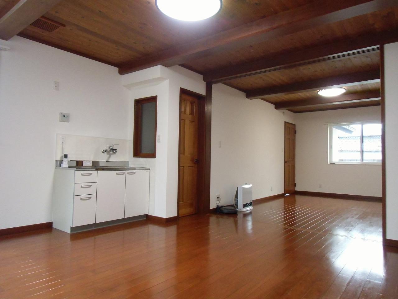 寝室は無駄な物を無くしスッキリしたデザインに変更し部屋を広くしました。