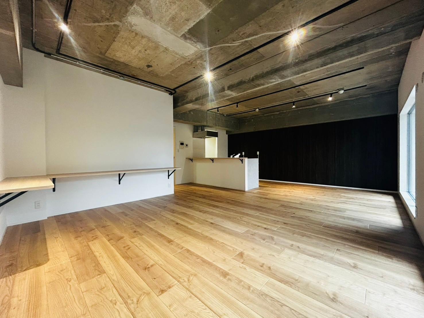 約22.3帖の広々LDKです。リビングには造作作業台を設置。勉強やお仕事スペースとして等使い方はいろいろ。住む方の快適を考えた造り。