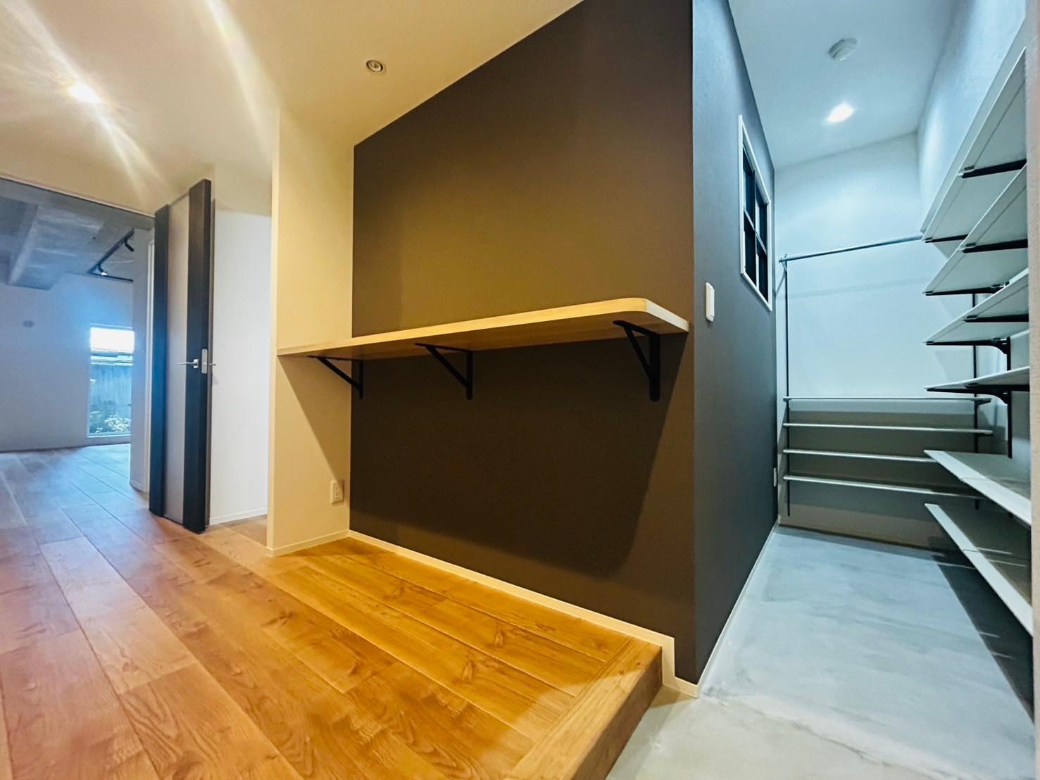 玄関は使い勝手の良い土間玄関です。ベビーカーや趣味の物などそのまま収納できます。リノベーションだからこその空間ですね。