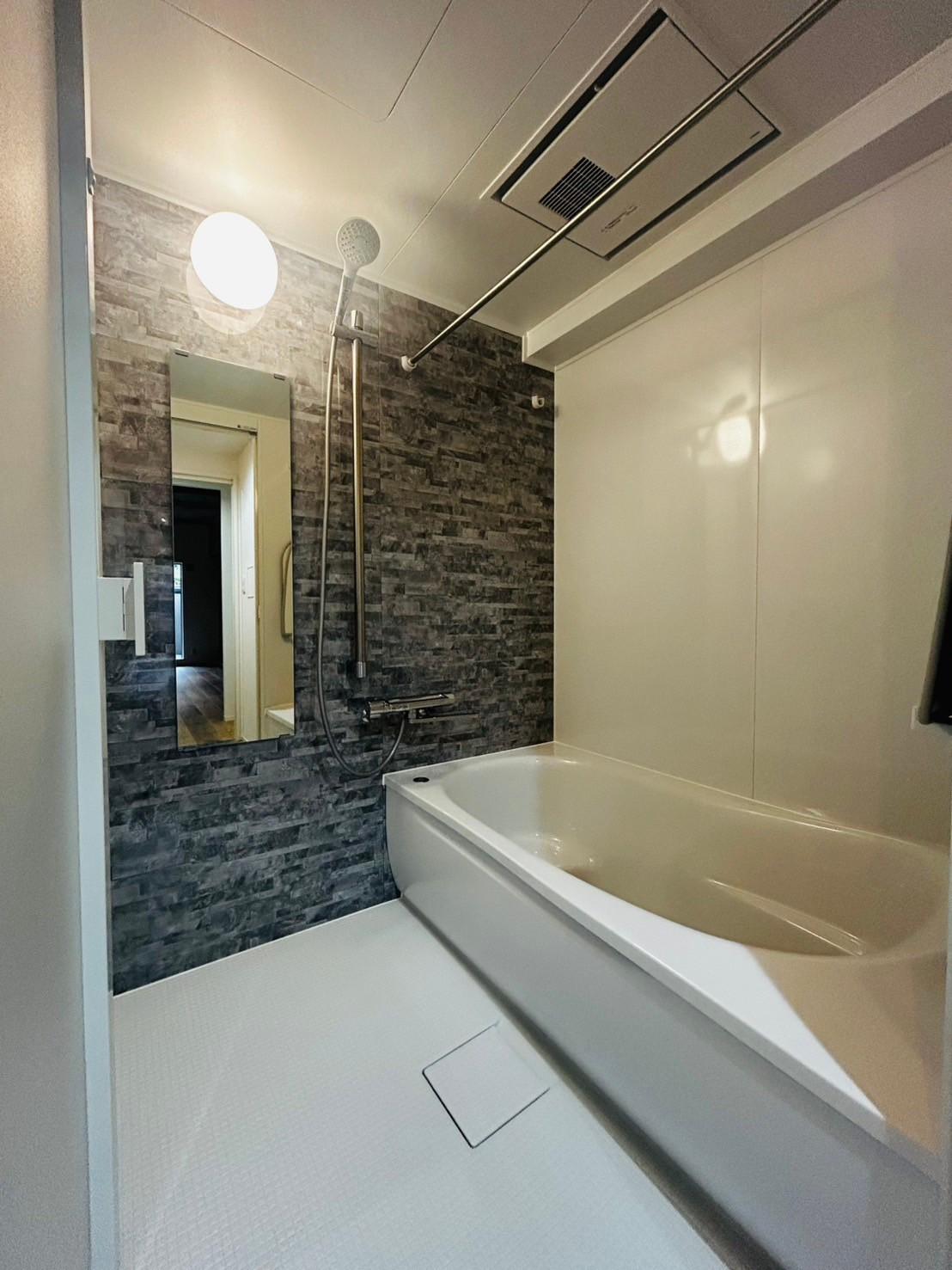 シックな色合いのアクセントパネルを使い、落ち着いたリラックスできる空間に。