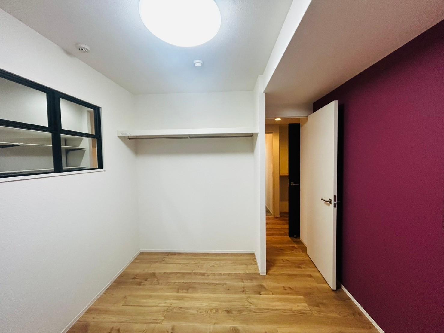 約5帖の洋室です。クローゼットは見せる収納にすることでお洒落で開放的な雰囲気に。