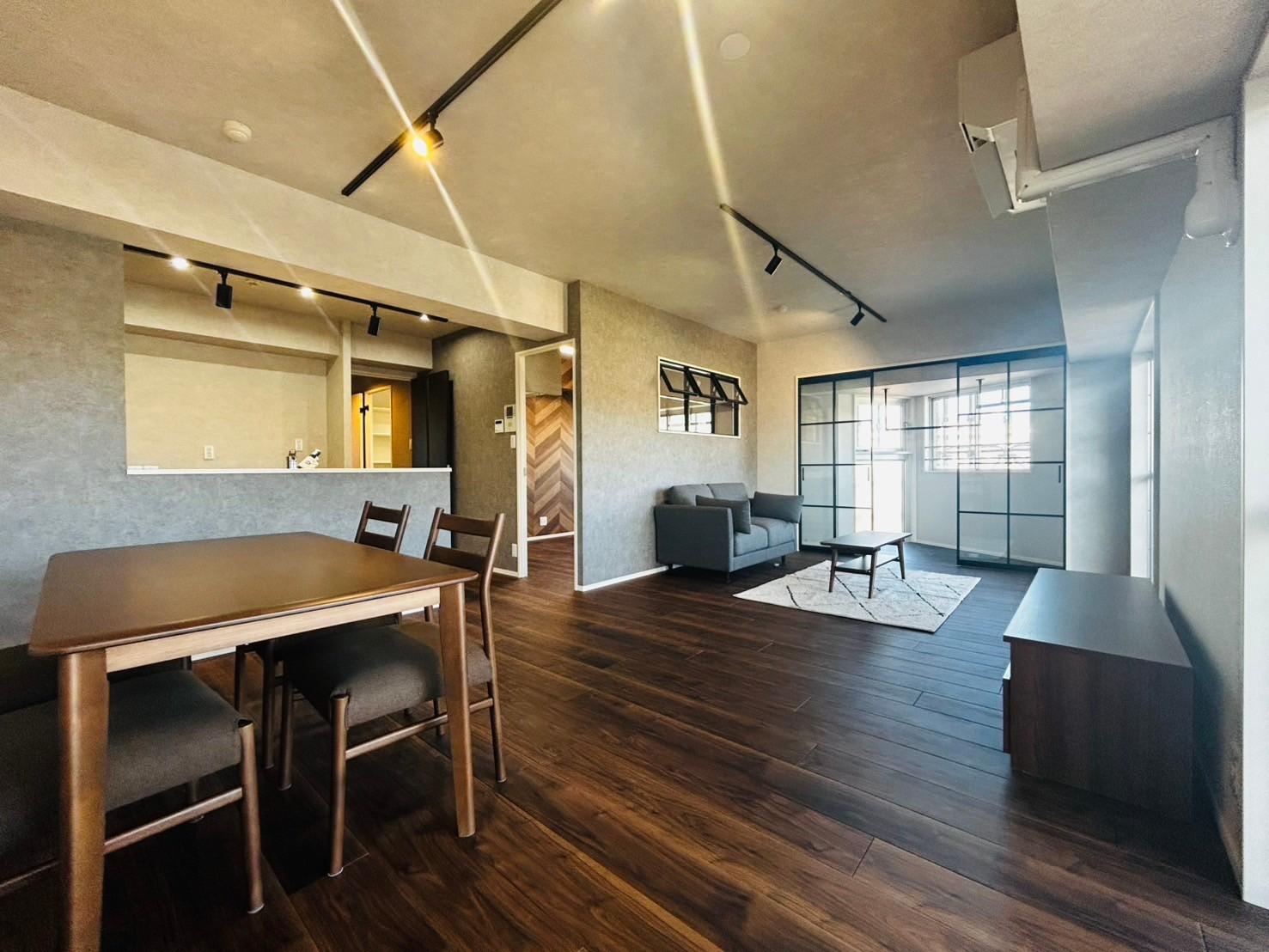 21.2帖の広々としたリビングダイニングは光が差し込む開放的な空間。将来的に2LDKにも変更可能なフレキシブルな間取りです。