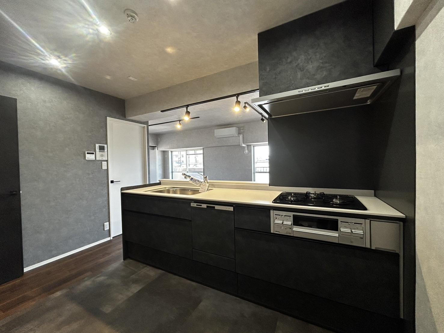 対面式キッチンで家族とのコミュニケーションがとりやすい形に。また、キッチン背面スペースを広くとることで作業導線を大きくとることができ、冷蔵庫や食器棚なども配置可能です。