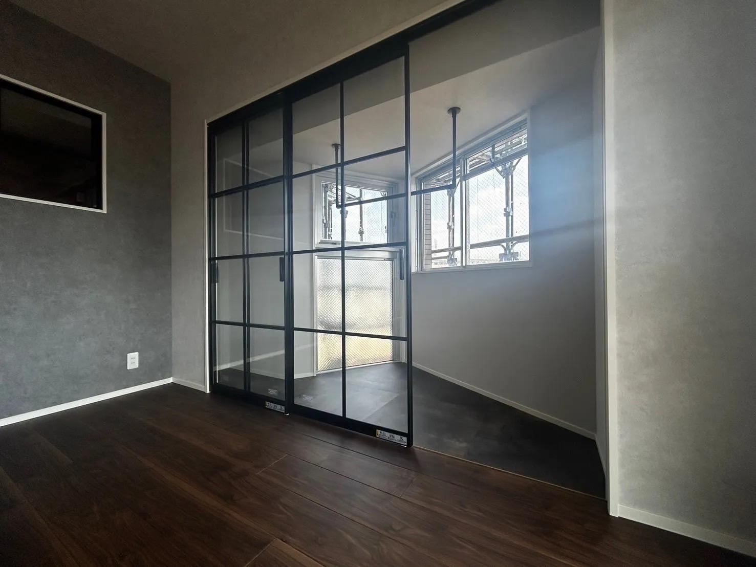 使用が難しいスペースはインナーテラスとして採用しました。雨の日でも室内でお洗濯が干せます。