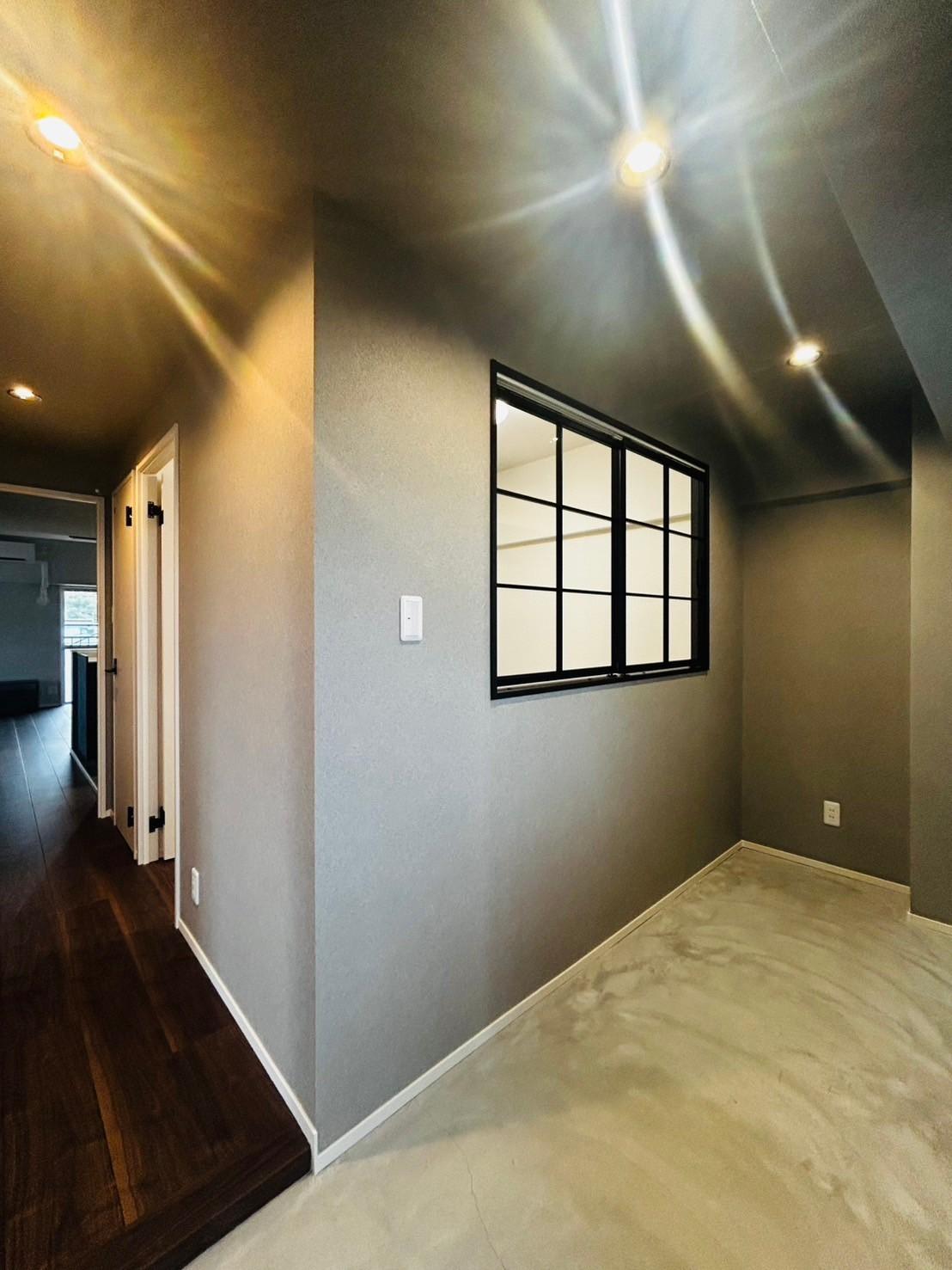 玄関を土間玄関にすることで広い収納スペースを確保。趣味の道具はもちろんベビーカーなどもそのまま収納できます。