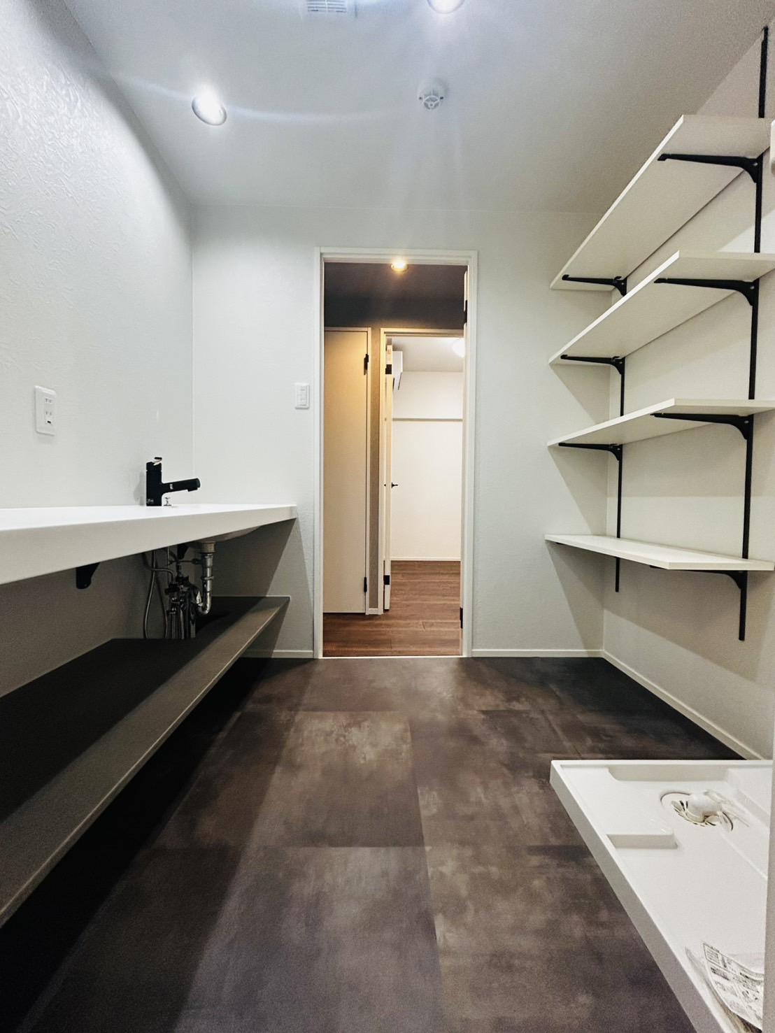 洗面台は人気のアイカカウンター洗面台を採用。収納棚を増設することにより使い勝手の良い洗面所に。