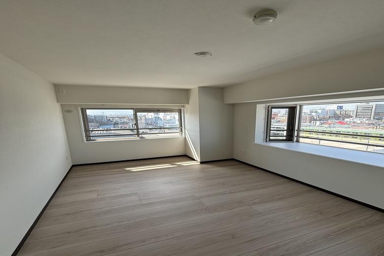 居室の床も落ち着いたカラーを選択し、寝具や家具との調和を楽しめます。