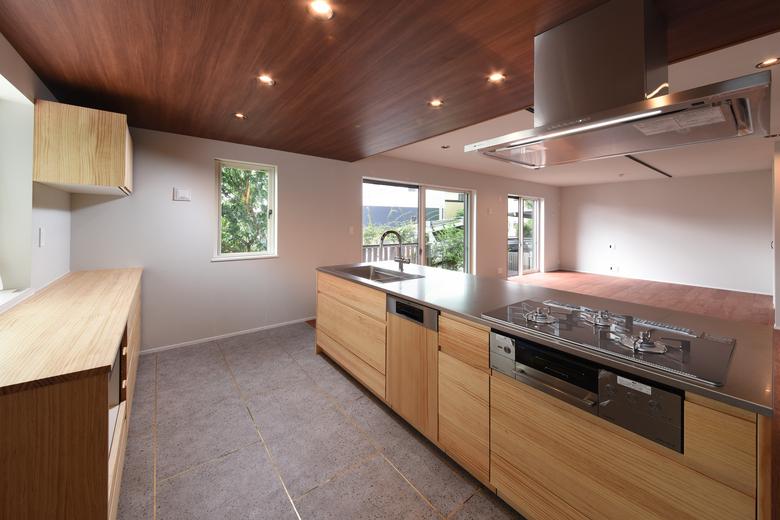 「木質感とグレータイルのホテルLIKEな戸建て」のキッチン