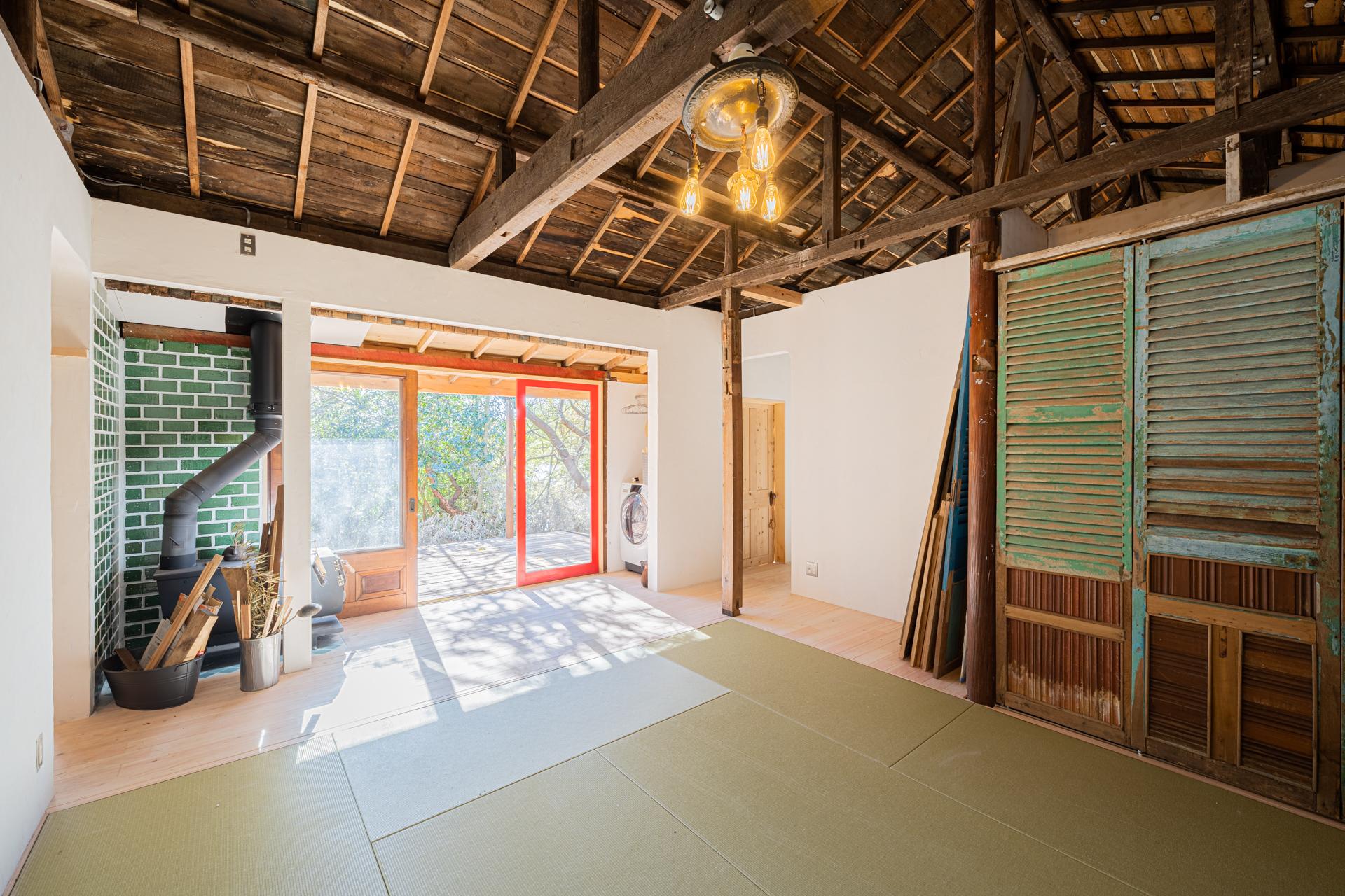 「KAMAKURA山の時を紡ぐ家」のリビングダイニング