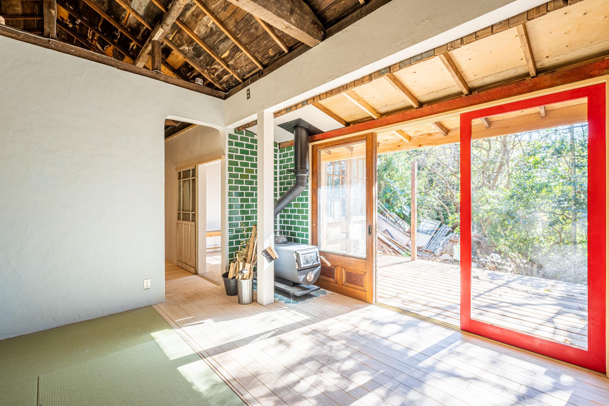 「KAMAKURA山の時を紡ぐ家」のリビングダイニング