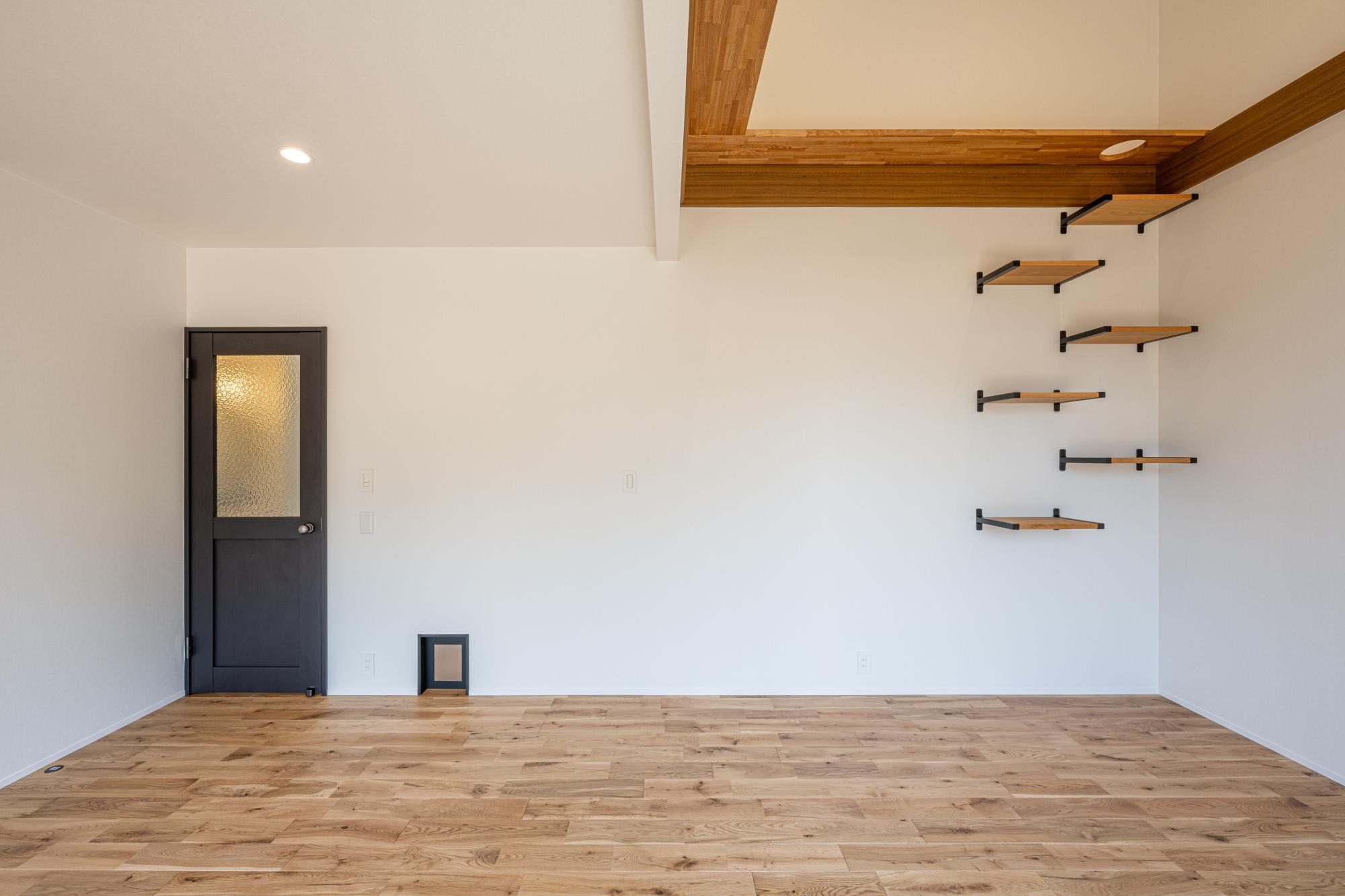 「ニャンダFULL HOUSE」のリビングダイニング