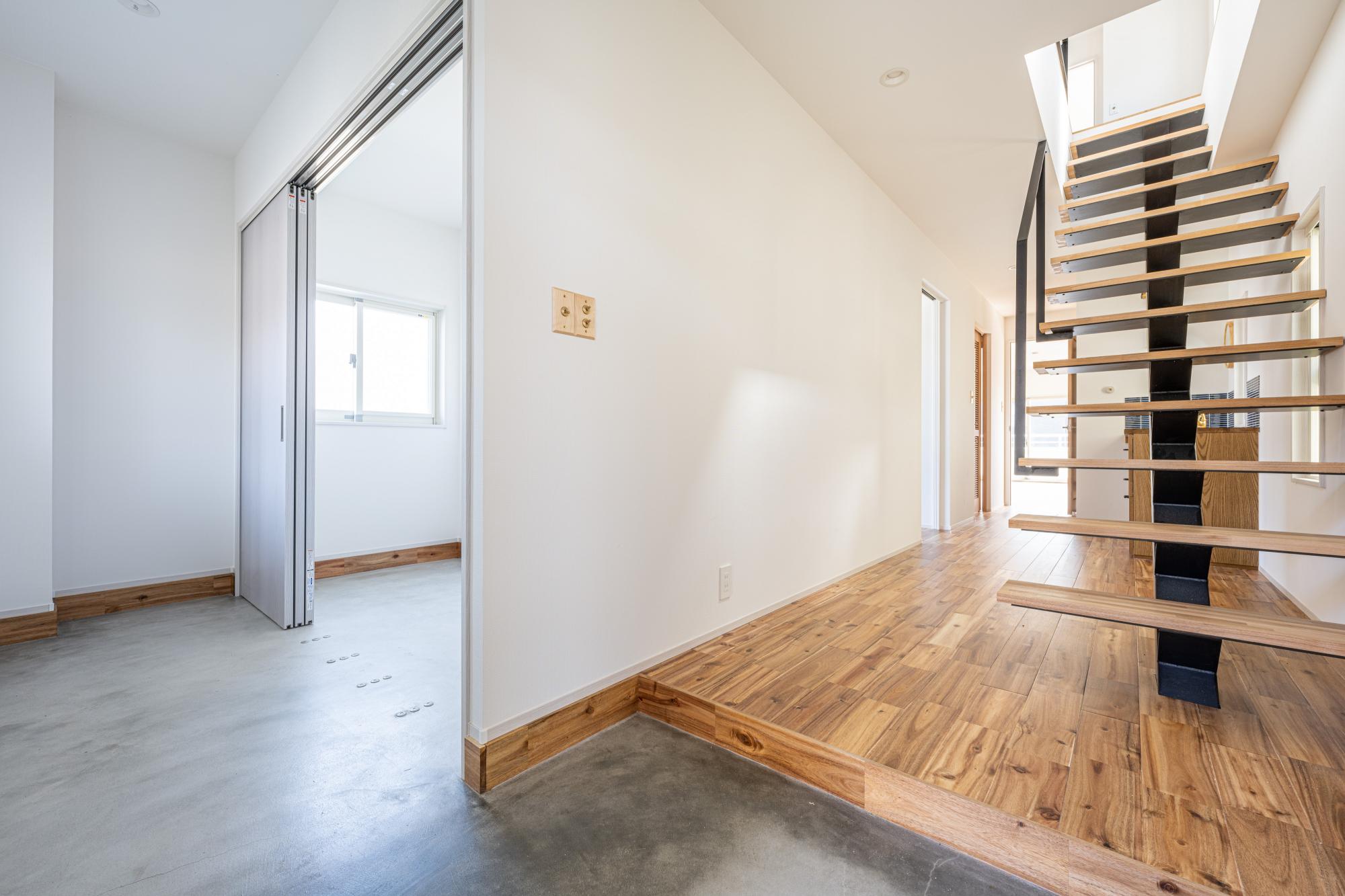 「階段でTSUNAGU、私だけのマンション。」のリビングダイニング