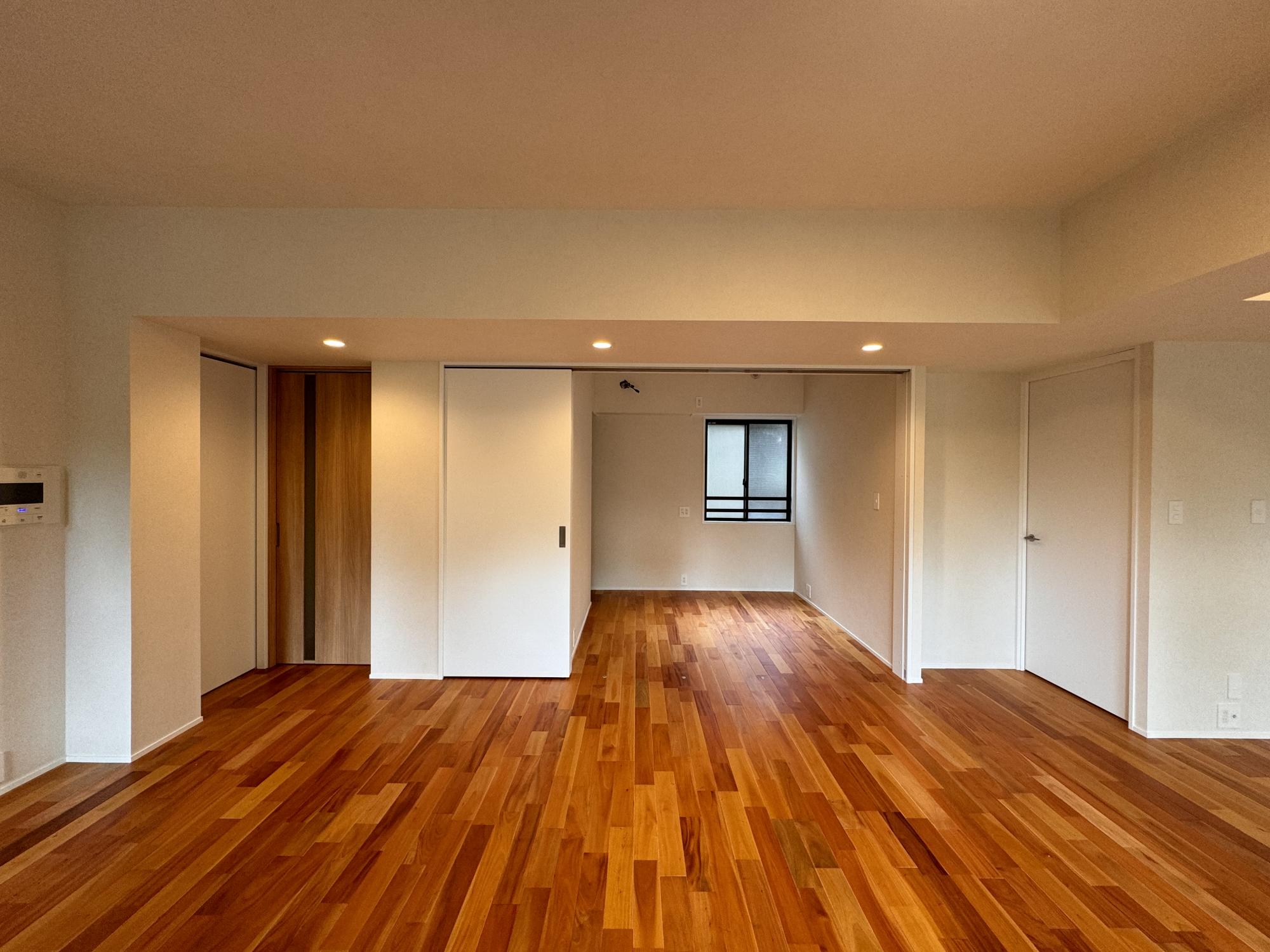 「廊下をなくして開放感あふれる住空間を実現！マホガニーの床材が美しいお住まいです。」のその他