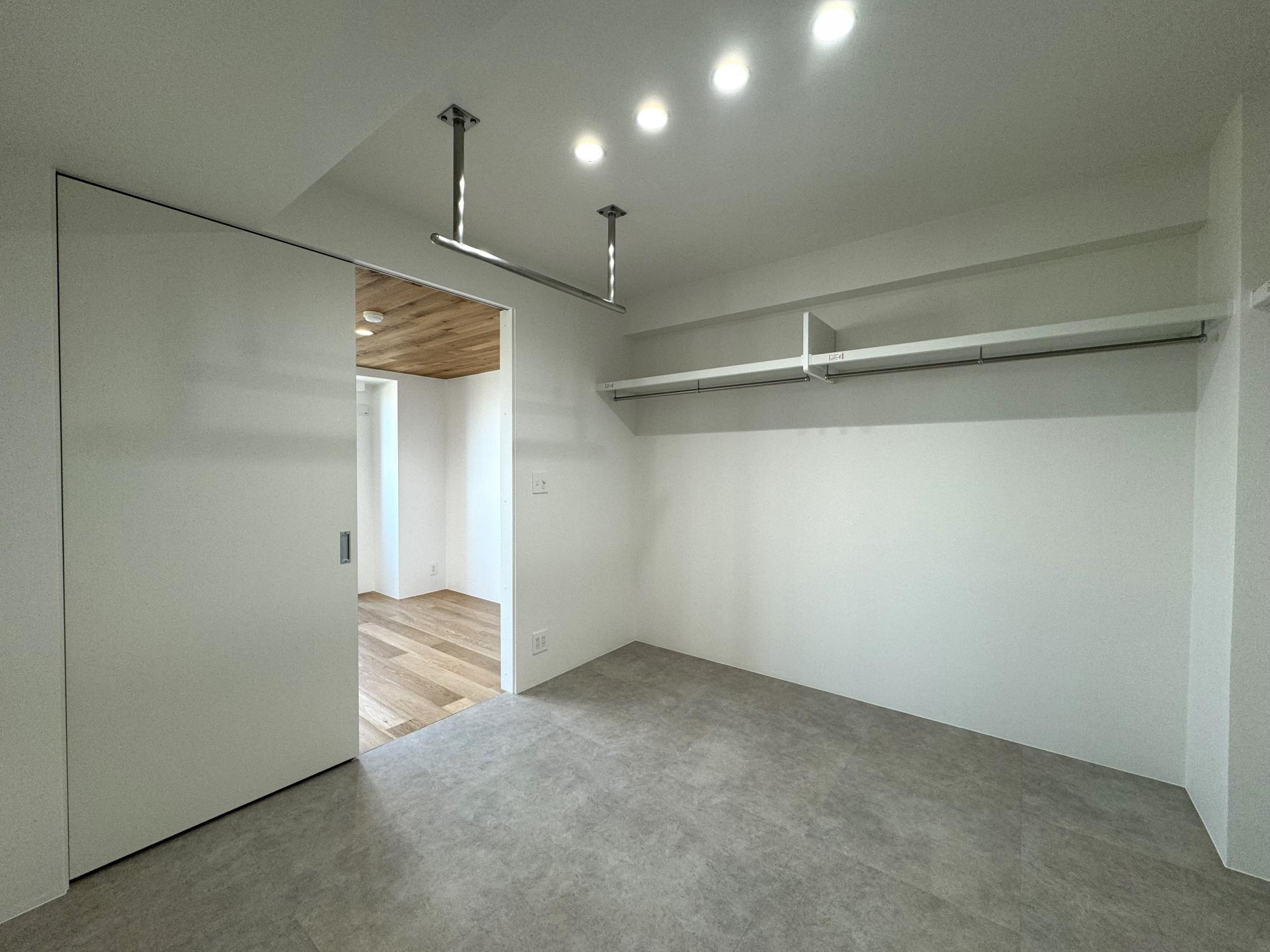 「家族のこだわりを追求した自宅リノベーション」の収納・クローゼット