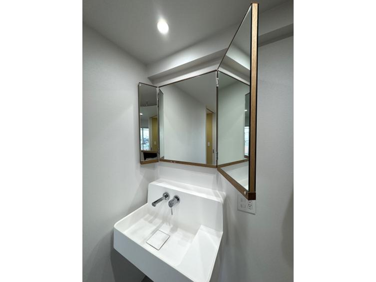 「家族のこだわりを追求した自宅リノベーション」のお風呂・洗面所・トイレ