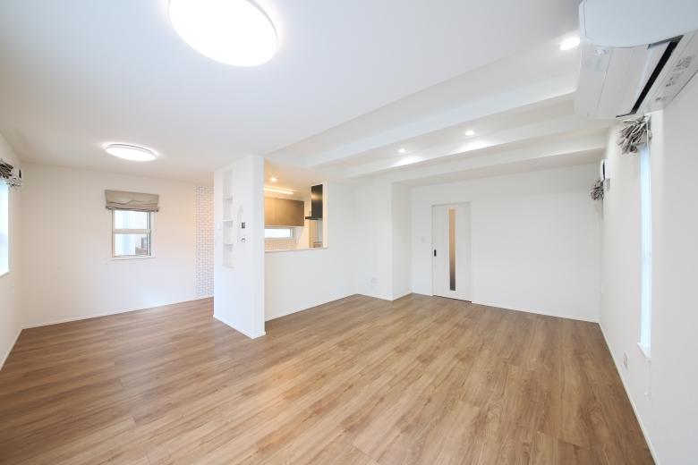 〇リビングリノベーション
・フロア工事　無垢材
・クロス工事　
・ボイラー交換
・キッチン交換
合計250万円の工事。

新築を多く手掛けているので、スケールメリットで仕入れを抑え
安心価格でご提供しております