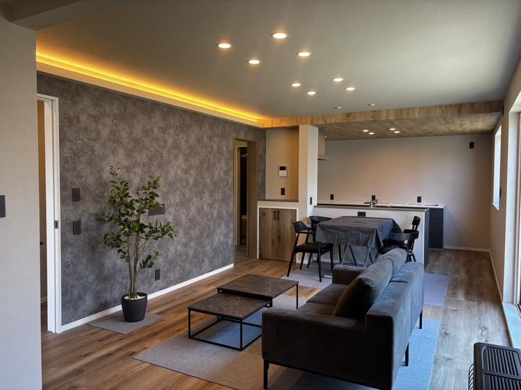 奥様のセンスが光るおしゃれなLDKスペースとなりました！
キッチンスペースの下がり天井クロスとフロアのクロスを同じ風合いにして統一感を出してます！
また、アイキャッチになる部分に間接照明を用いました！