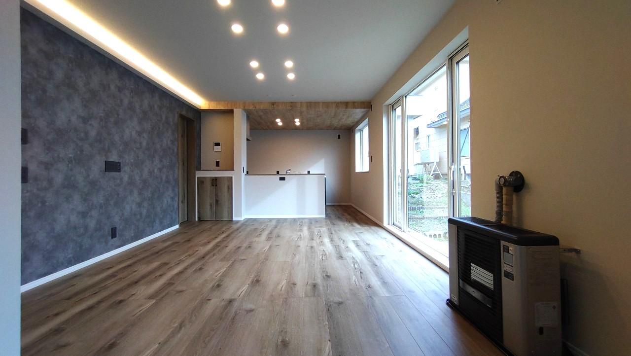 床材がオシャレでアクセントクロスが映えるお住まいです！