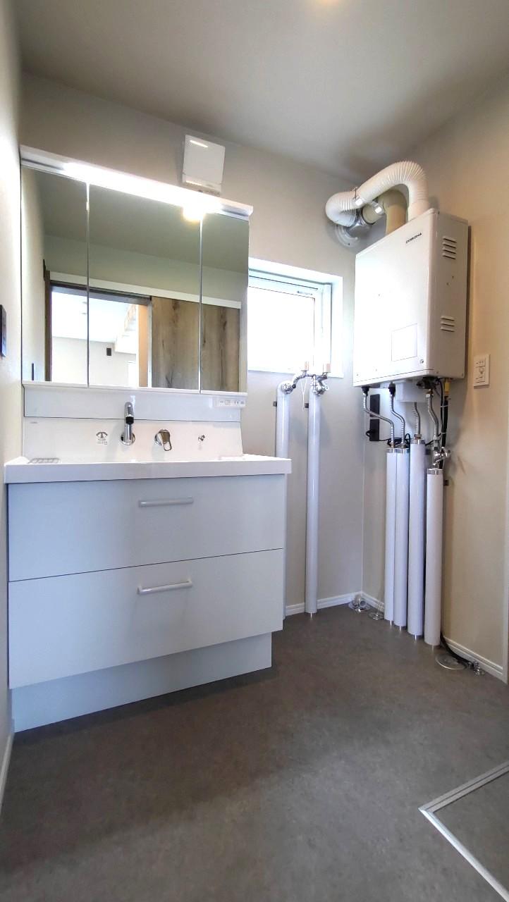 洗面室は白を基調としており清潔感がございます！