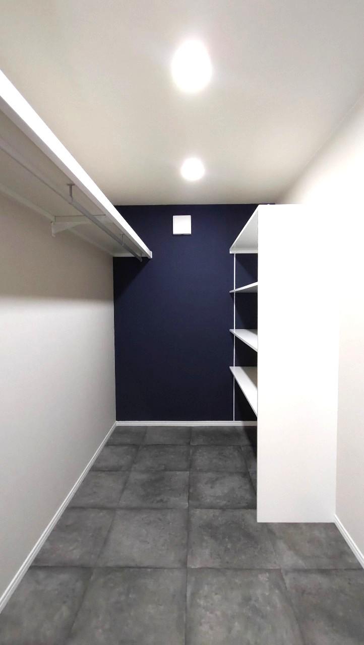 玄関横シューズクローク！
お子様のスポンサー用品なども収納したいとの声がございまして広々としたシューズクロークをつくりました！